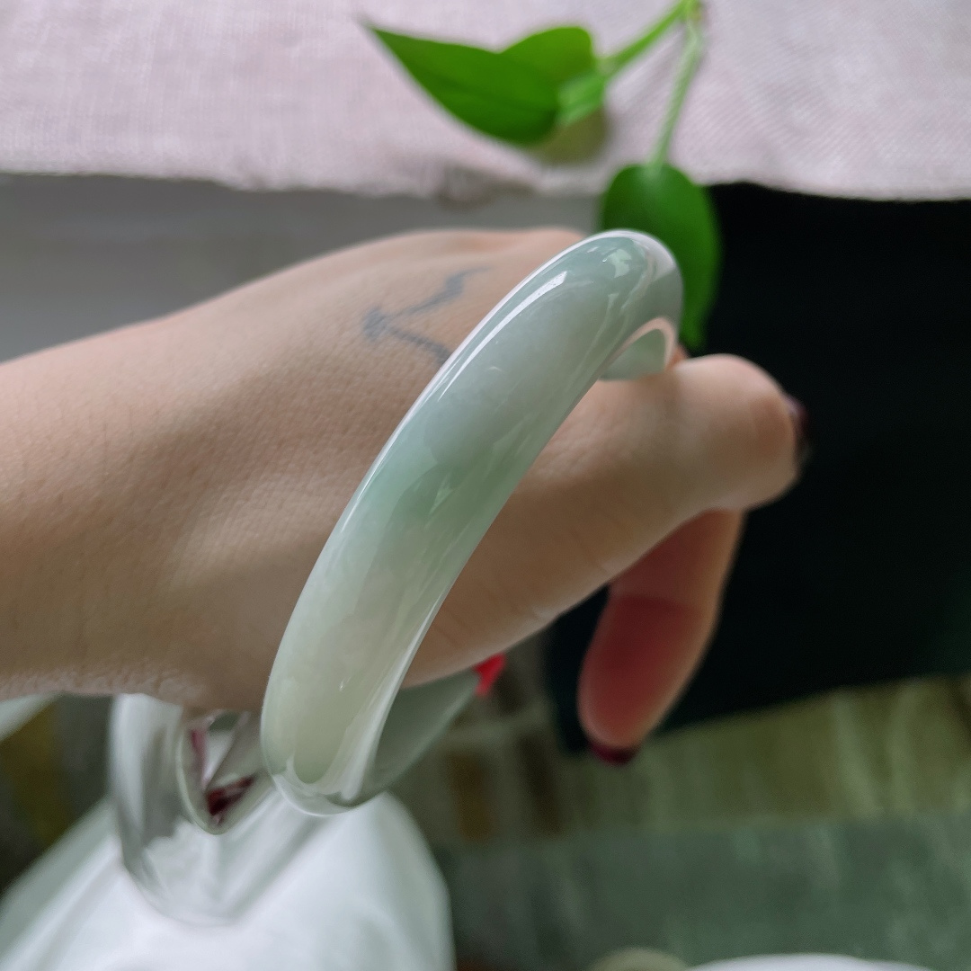 56.3/10.8/7.7，浅绿底正圈，水润细腻，浅笑轻颦，婉约动人，皮纹，ss49682a