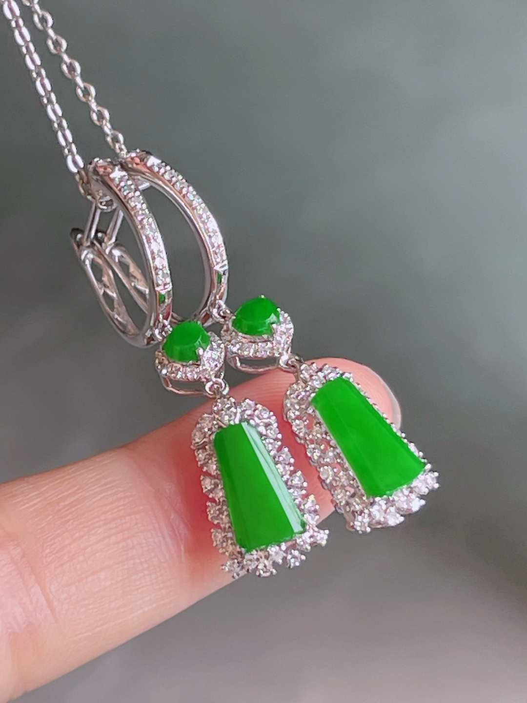 ️ 辣绿耳坠，色绿无比，精致优雅：34/8/5.2，裸石：9/5.4