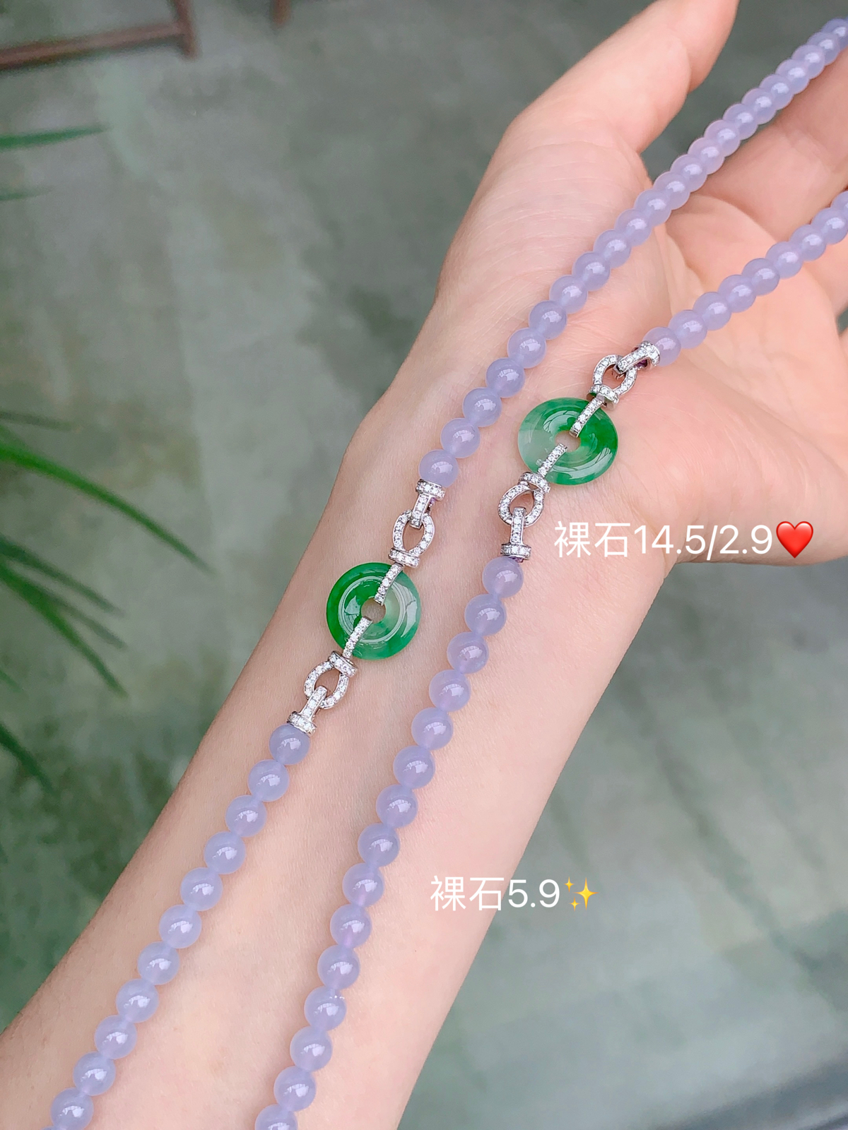 ️把春日的温柔紫调戴在身上＃冰润的紫罗兰翡翠珠链️搭配阳绿平安扣，一眼心动〰️..
