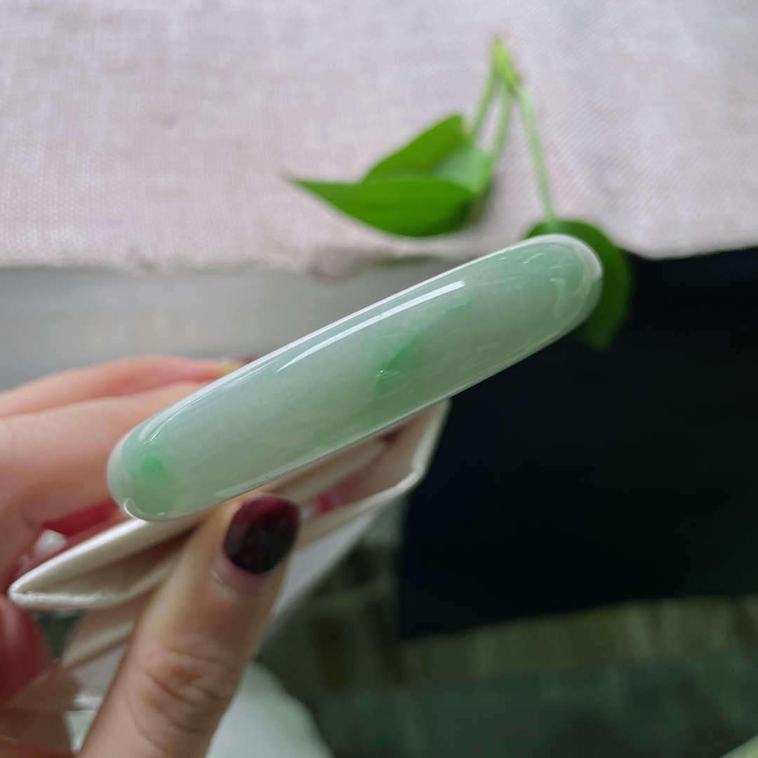 55.8/12.6/8.9飘绿正圈，水润细腻，一抹翠色伊人，甜美，优雅大方，有棉线，ss57203a