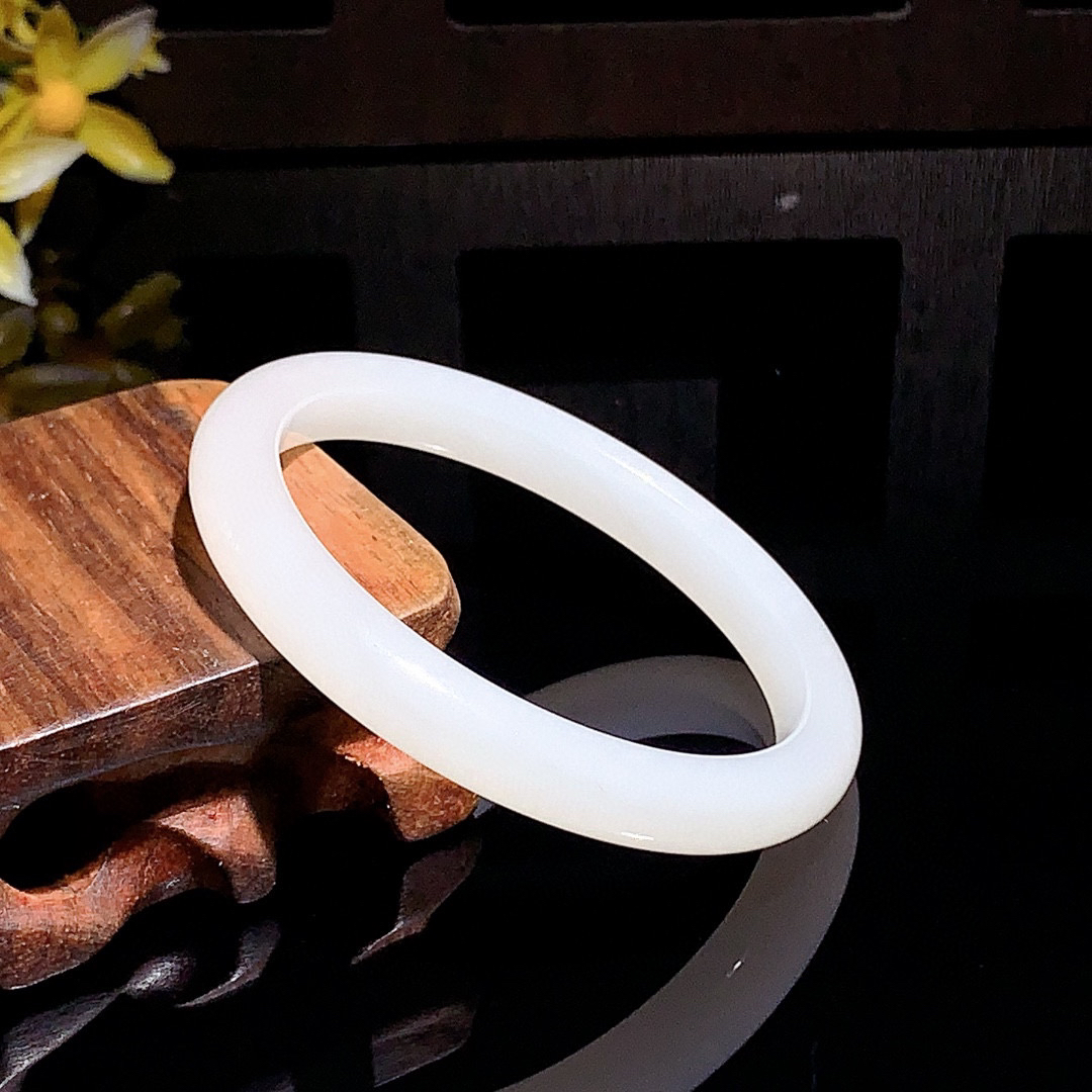 和田玉51.5圈口羊脂白手镯！玉质细腻油润 底色纯净 无裂无杂 脂粉好，品质高。