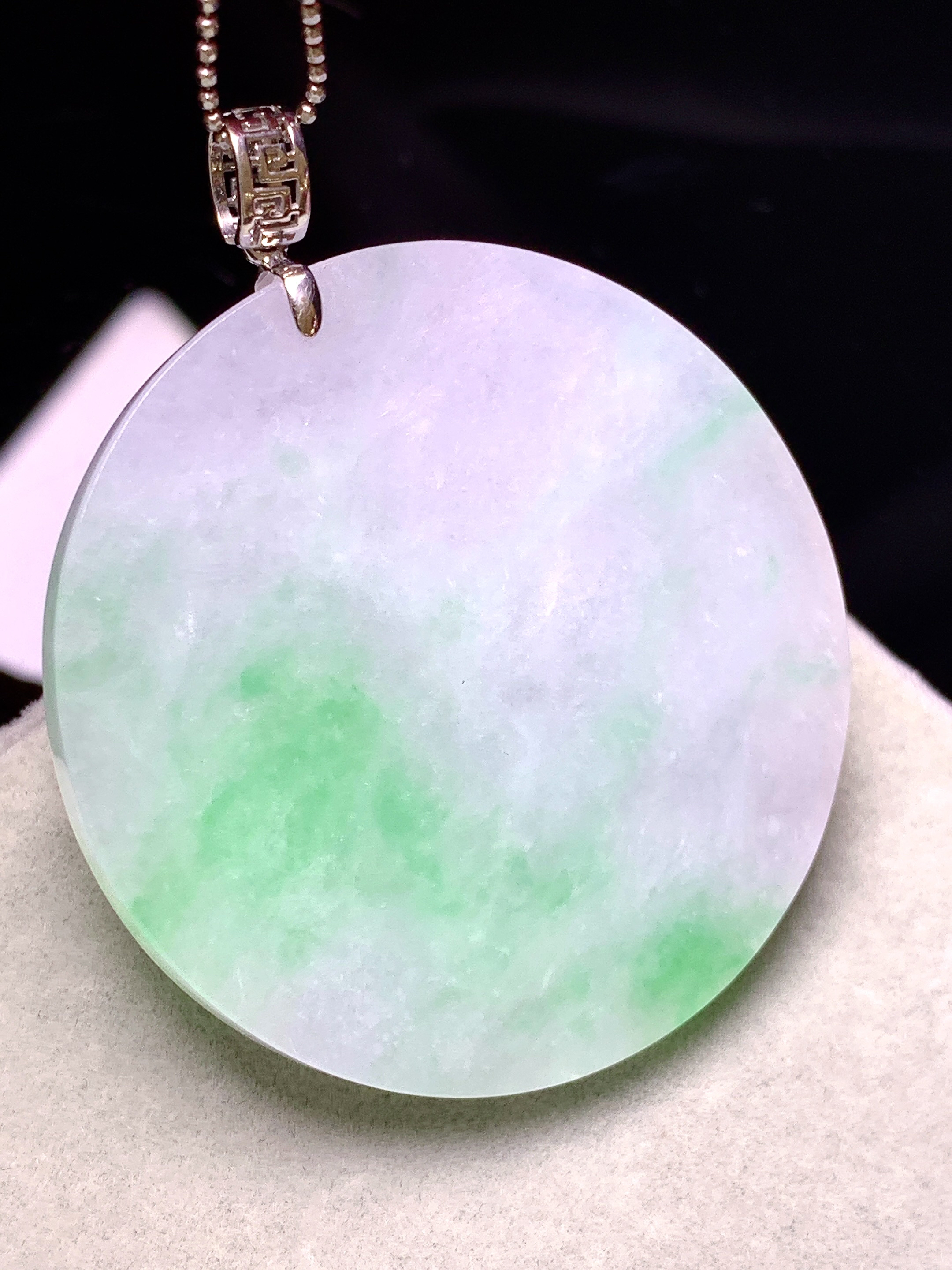 18k金镶嵌飘绿圆牌吊坠 玉质细腻 色泽艳丽清新 水润亮眼 整体尺寸48.2*40*3.2j2