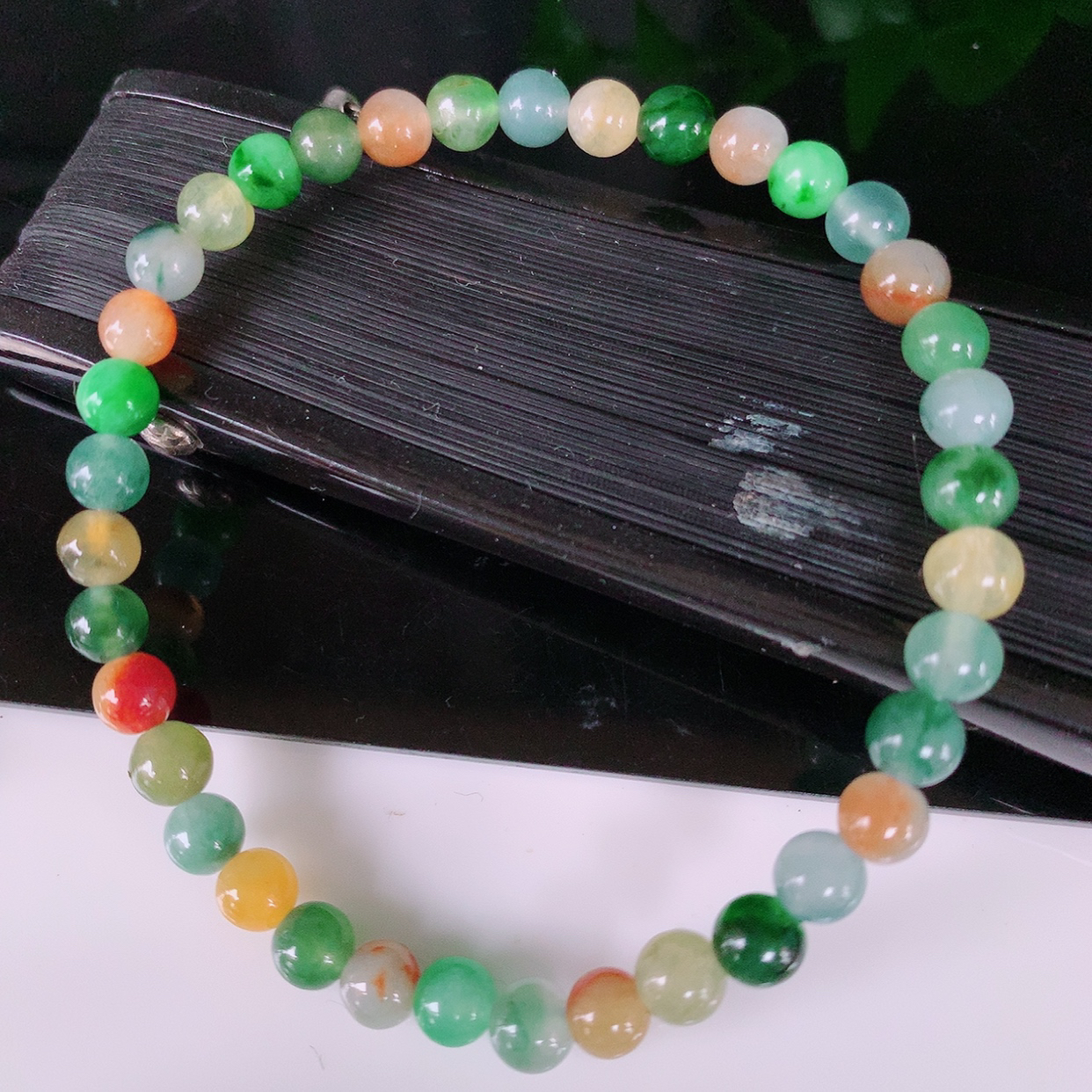 自然光实拍，特色冰多彩翡翠手串手链，种老水足，冰清玉润  颜色漂亮  #085.1取一尺寸5.mm