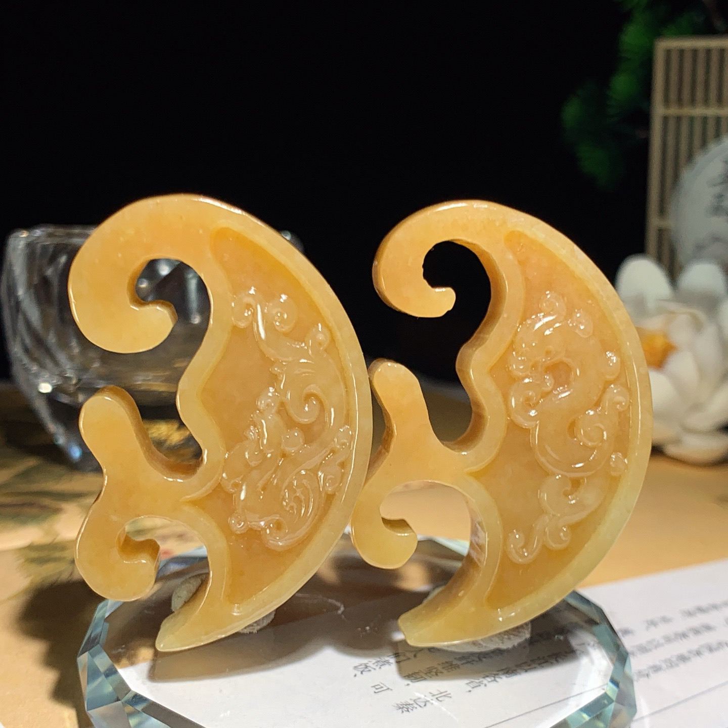 新疆和田玉且末糖仿古龙凤对挂件。尺寸52/11重65克 玉质细腻油润。手推出油。佩戴高端典雅。lt251227