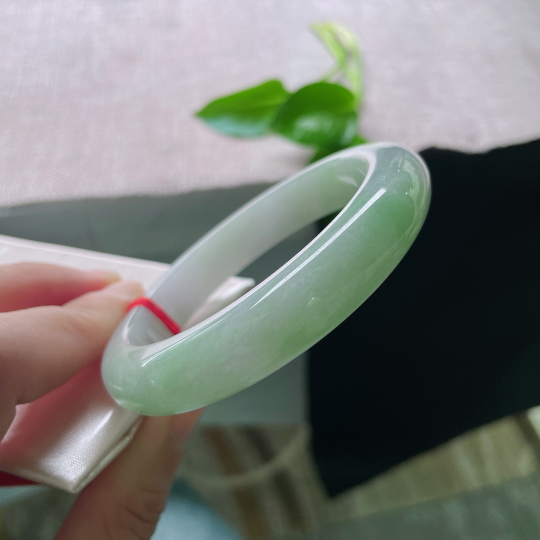 58/12.1/8.9，浅绿底正圈，水润细腻，不漂不浮，如一池春潭，洒金，无裂，ss50089a