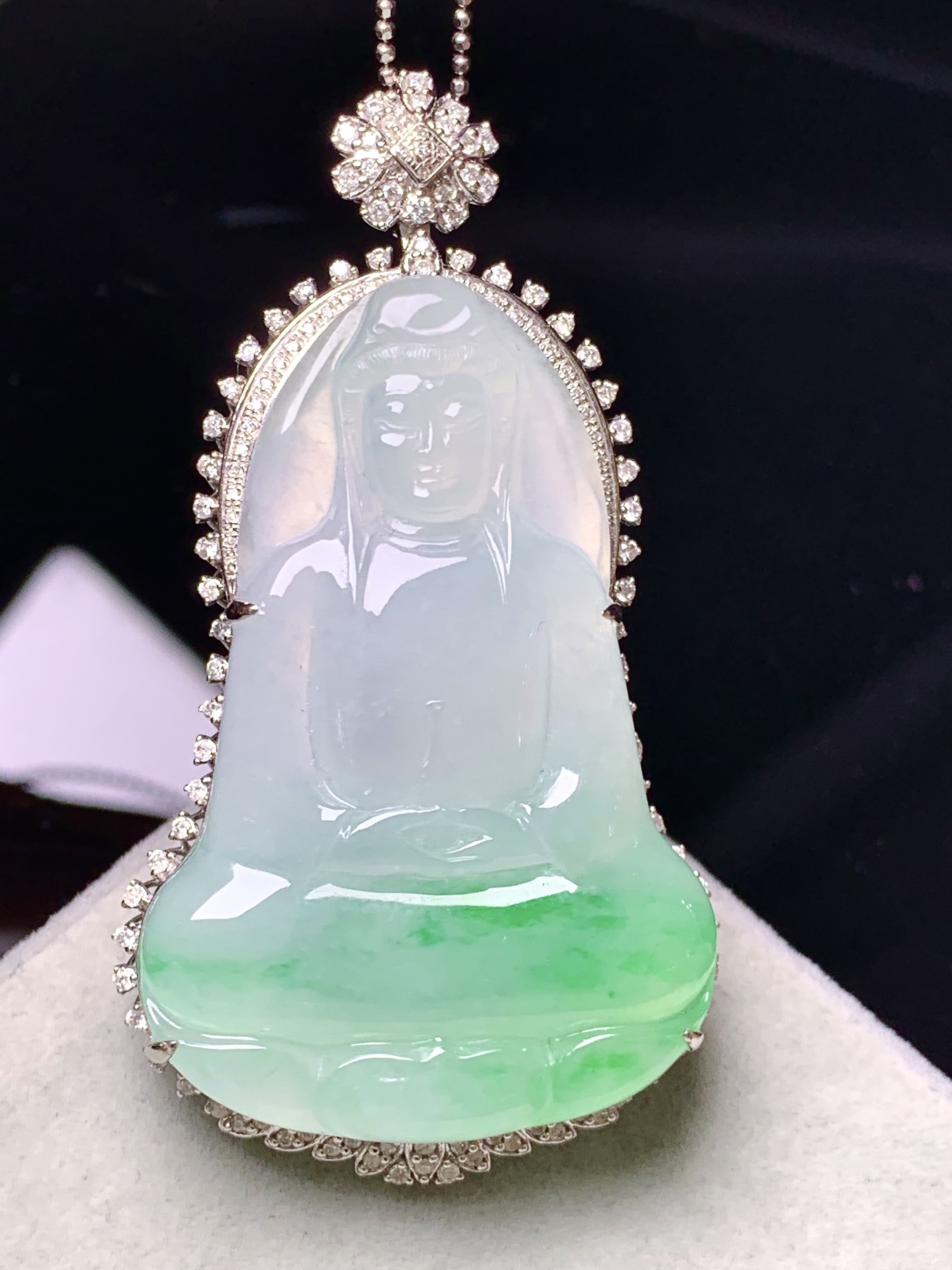 18k金钻镶嵌飘绿观音菩萨吊坠 玉质细腻 色泽艳丽清新 水润亮眼 整体尺寸55*30*10.5j2