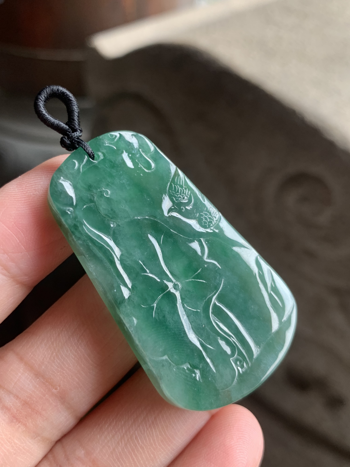 【喜上眉梢】方牌吊坠，裸石49.5*29*6 整体种色相融像把一汪春日的湖水凝进了玉里，水头足到光线