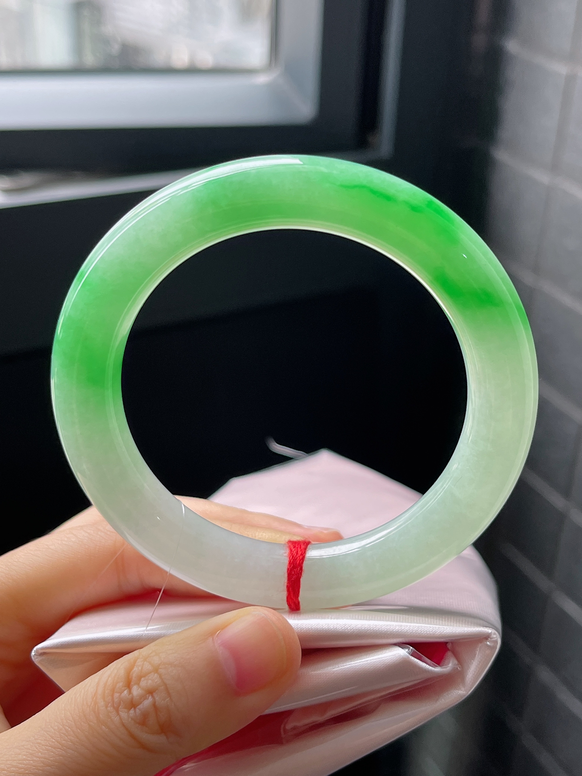 圆镯55圈口，翡翠冰糯种飘绿手镯