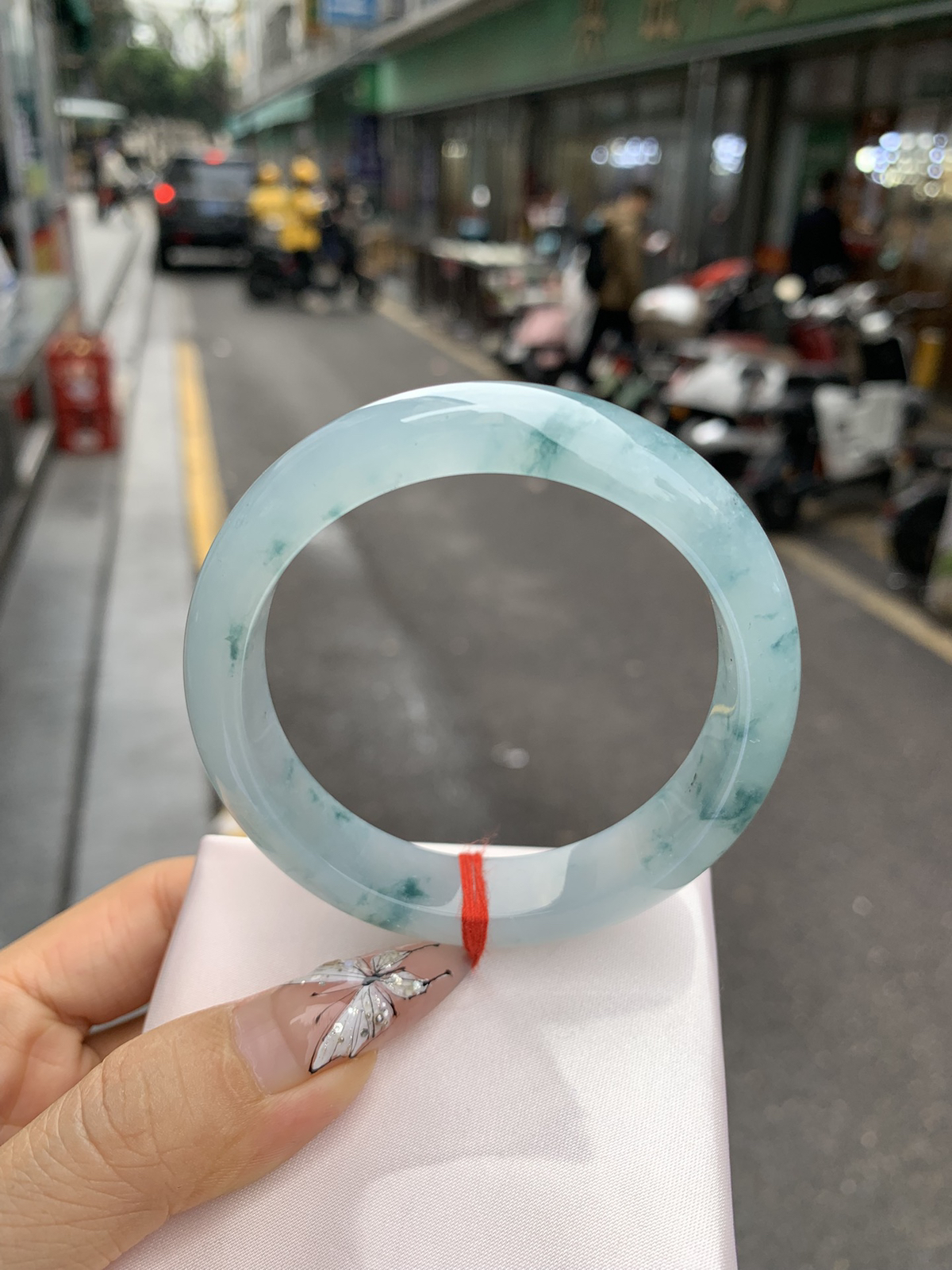 冰飘花正圈
56-8-13底妆冰润，冰底中开出了朵朵蓝花，飘花灵动飘逸，勾勒出一幅唯美诗意的山水意境画，古典优雅又秀气