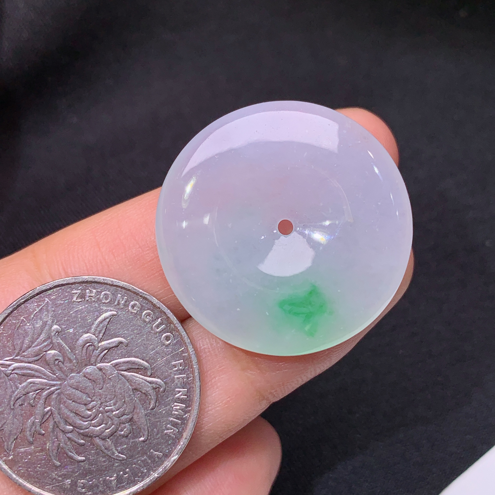 冰飘绿平安扣，冰冰润润，玉质细腻，种水足，Qi 尺寸27.6*4.7