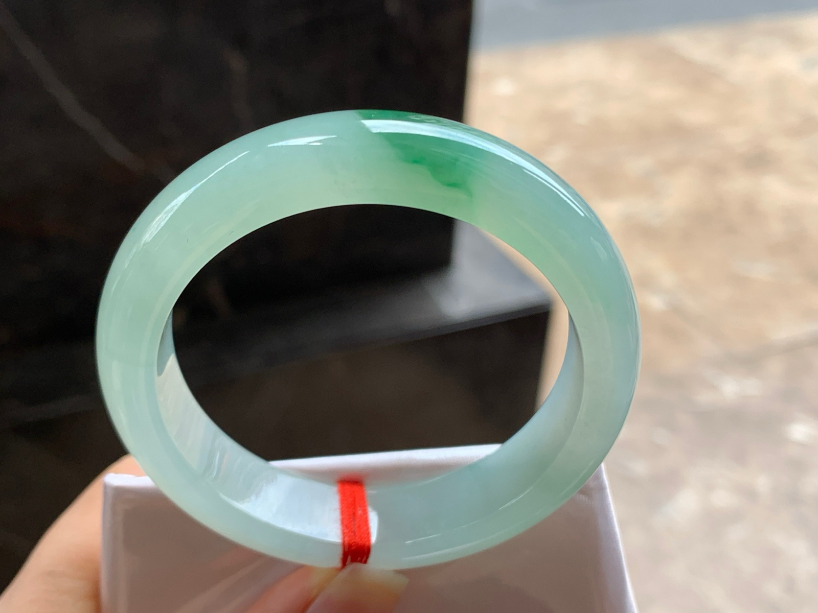 52.5-12.8-8.3

绿花手镯^_^玉质温润