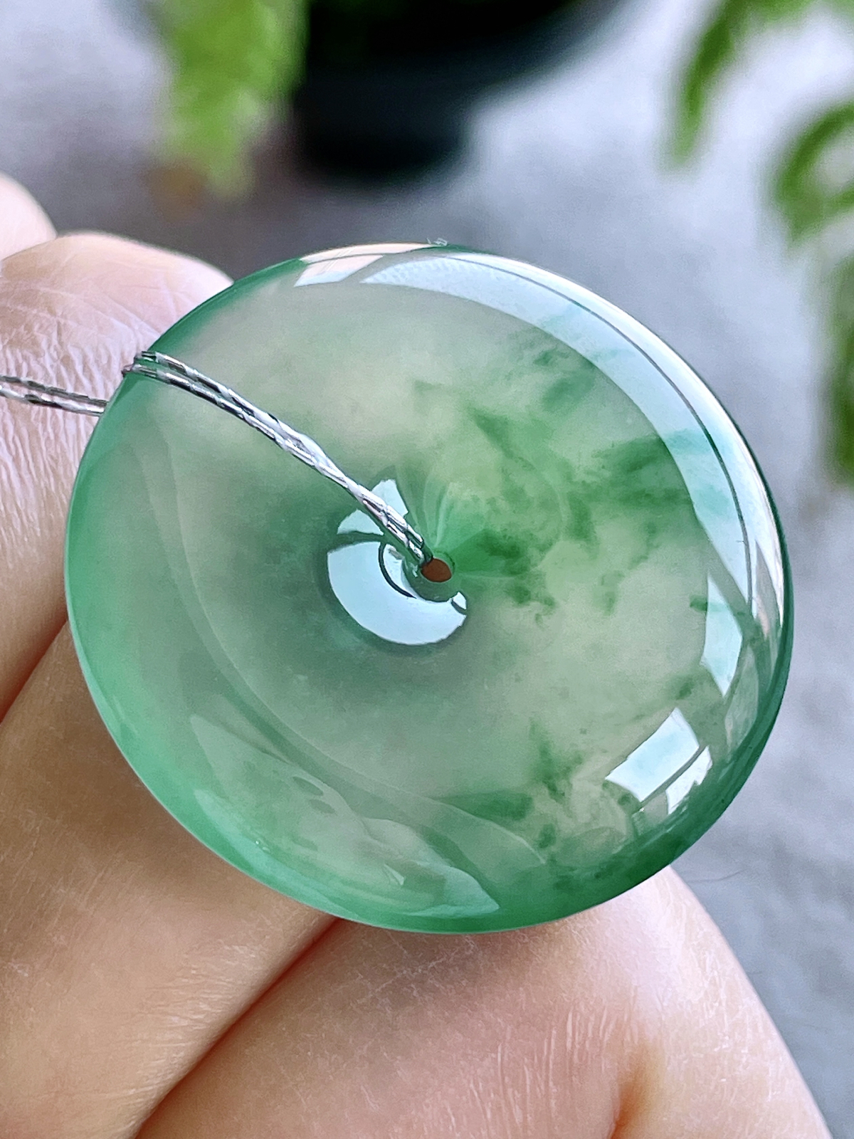 【裸石】冰晴绿平安扣飘花平安扣吊坠
【说明】缅料 性价比高  
【尺寸】31-5.5..