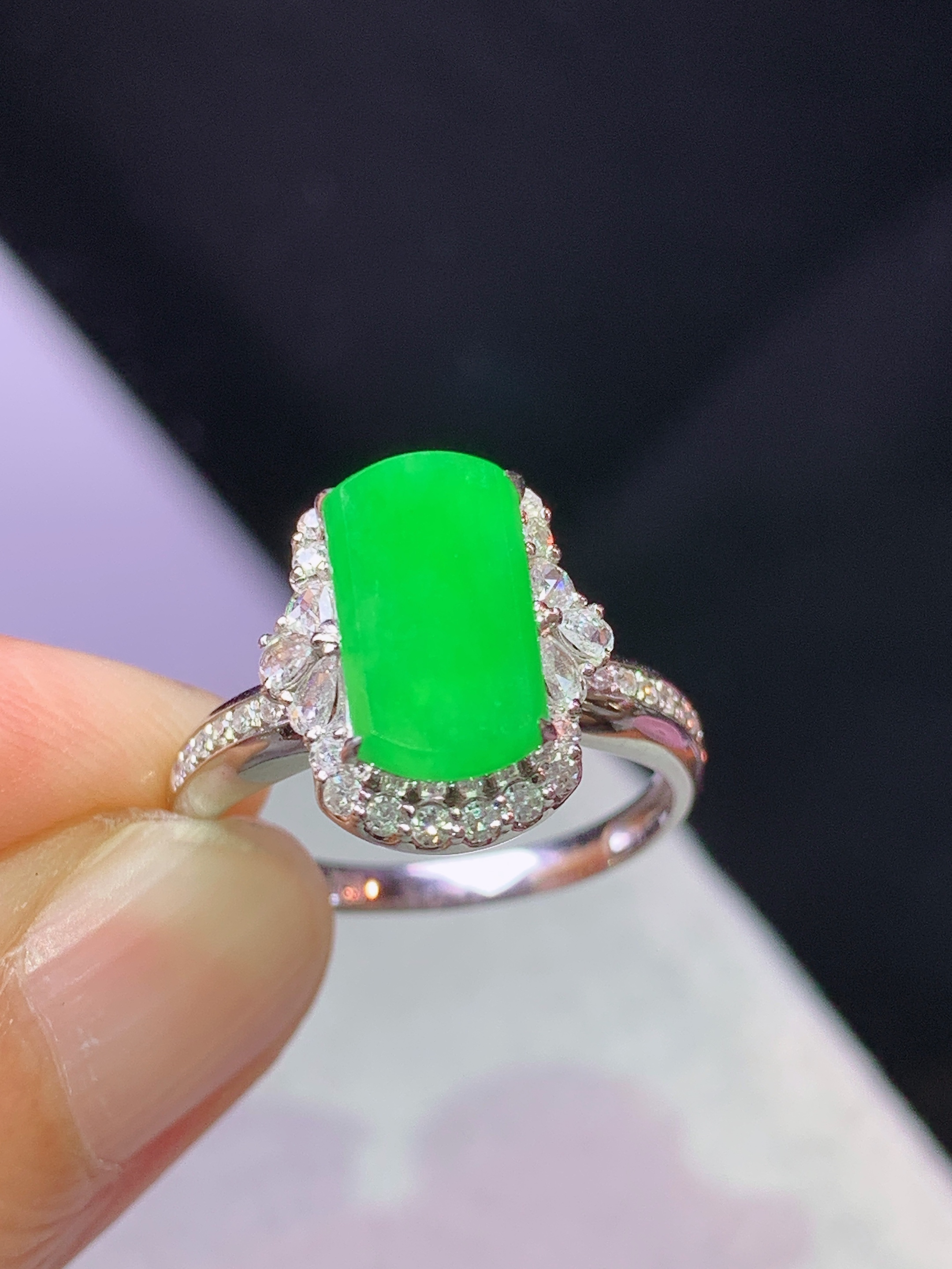 8k金钻镶嵌阳绿无事牌戒指 玉质细腻 色泽艳丽清新 水润亮眼 圈口13.5 整体尺寸13.5*11.3*7.8h1