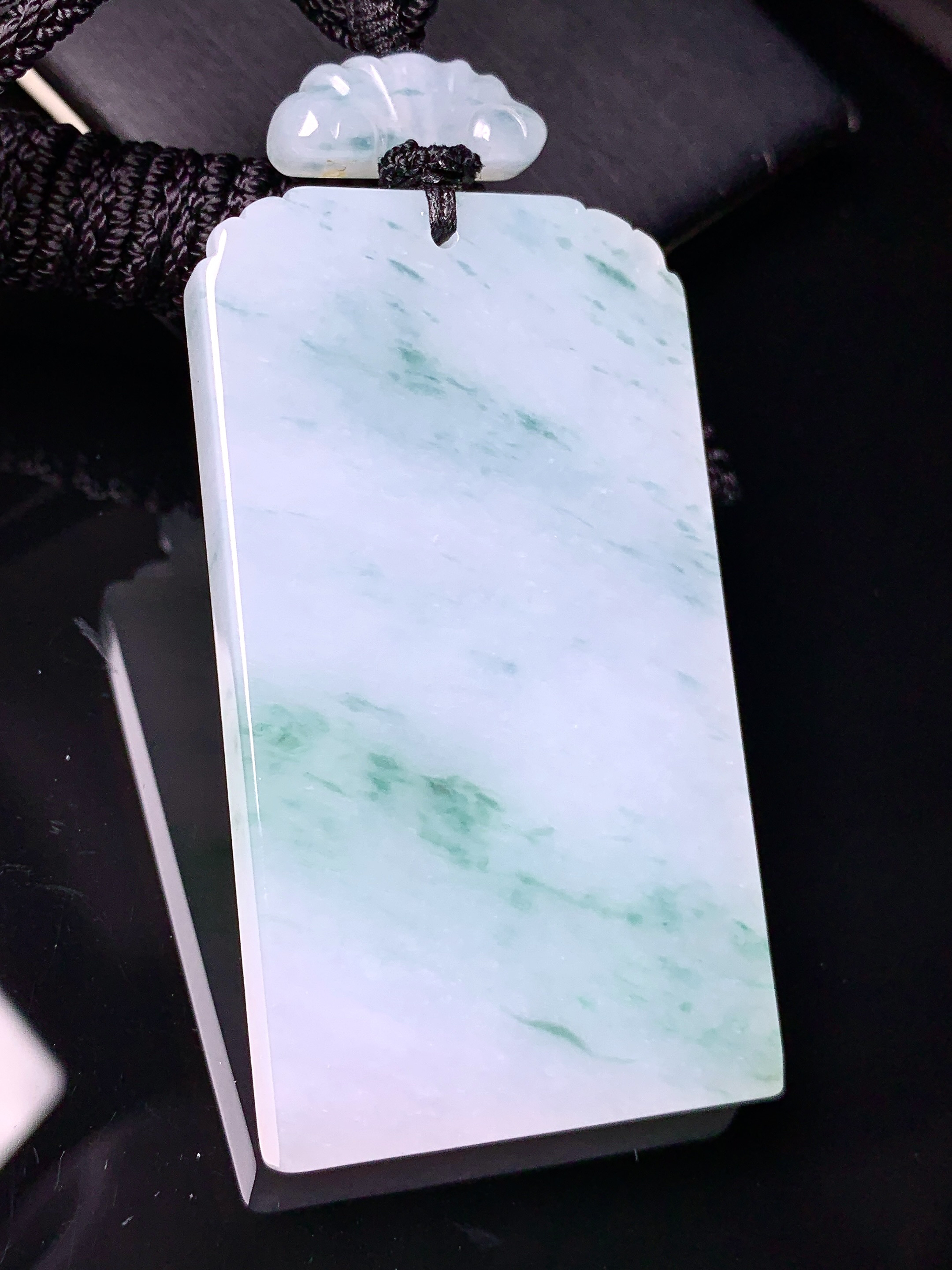 飘绿无事牌吊坠 玉质细腻 色泽艳丽清新 水润亮眼 整体尺寸59.2*32.8*5.8L1