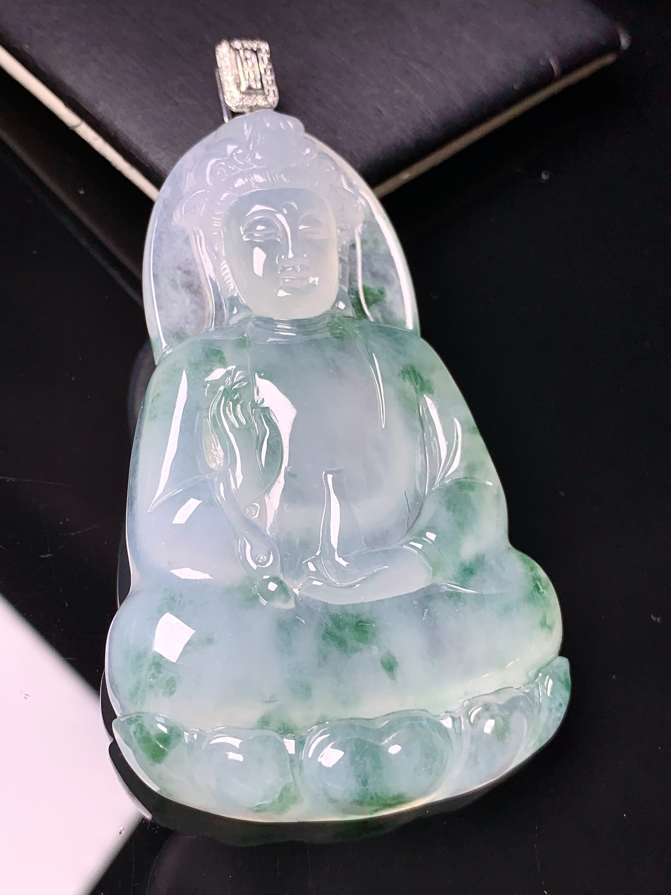 18k金钻镶嵌冰种飘绿观音菩萨吊坠 玉质细腻 色泽艳丽清新 水润亮眼 整体尺寸76.5*43.7*12L1