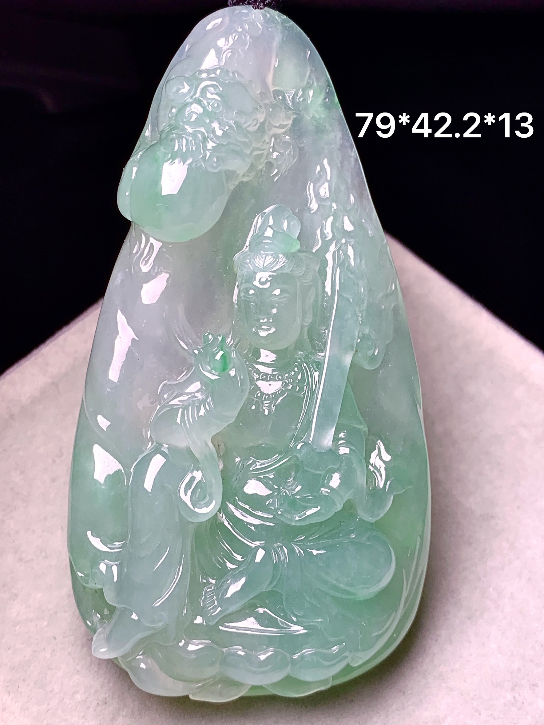 飘绿观音菩萨吊坠 玉质细腻 色泽艳丽清新 水润亮眼 整体尺寸79*42.2*13L1