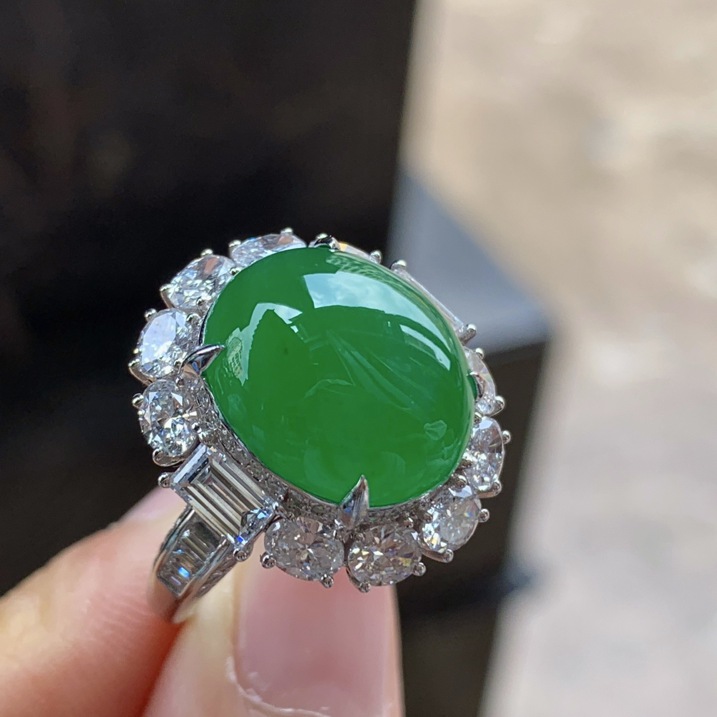 金钻豪华镶嵌辣绿色戒指^_^颜色鲜艳 浓郁