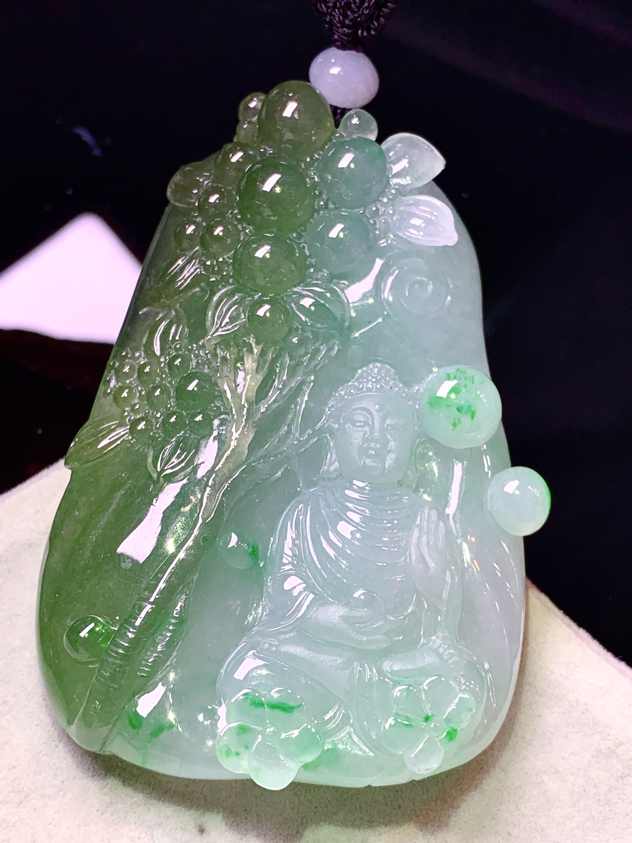 飘绿大日如来佛祖吊坠 玉质细腻 色泽艳丽清新 水润亮眼 整体尺寸73.2*51.5*18w1