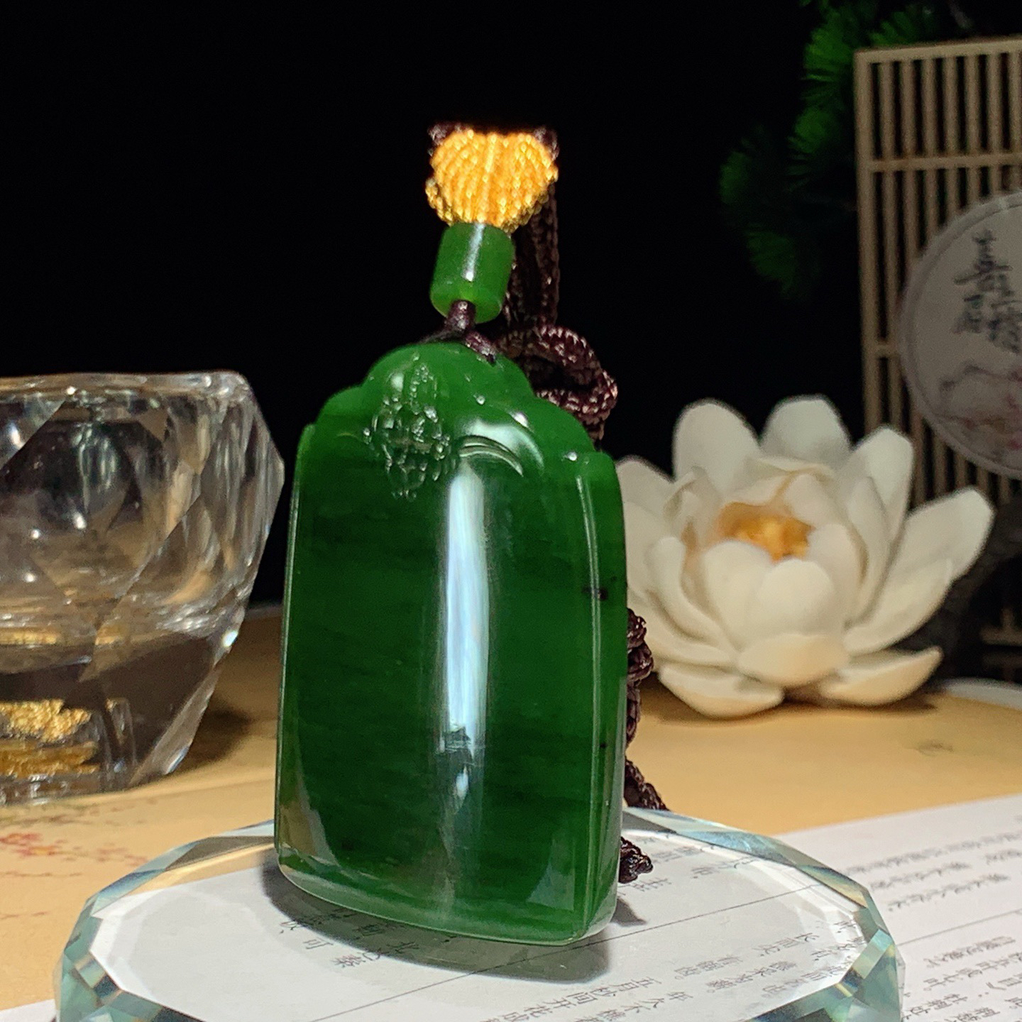 和田玉阳绿俄罗斯碧玉平安无事牌挂件 尺寸45/33/9重33.5克，玉质细腻油润 底色纯净 脂粉好，