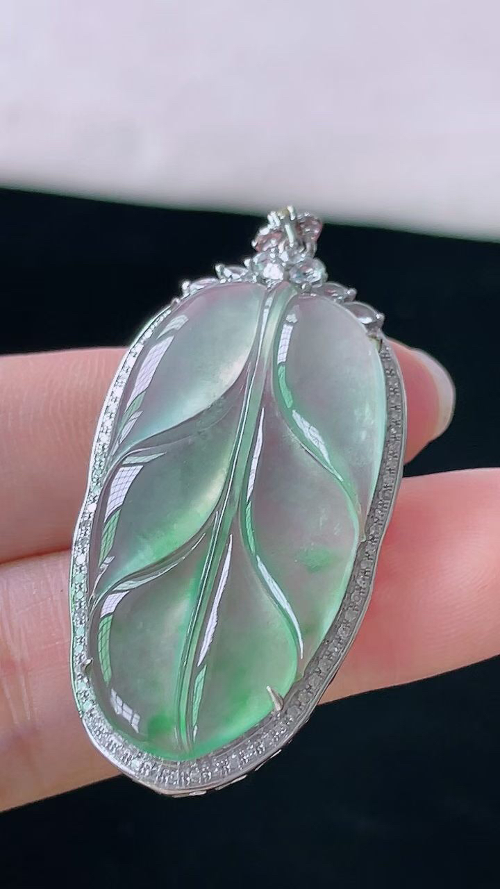 【翡翠名称】18K金镶钻高冰飘花叶子吊坠
【翡翠尺寸】含金47.3/21.5/7.8mm
【翡翠描述】宝贝种老水足，玉质细腻，色泽靓丽，性价比高，佩戴效果好！
【其它赠送】权威证书/精美挂绳盒子/支持全国复检