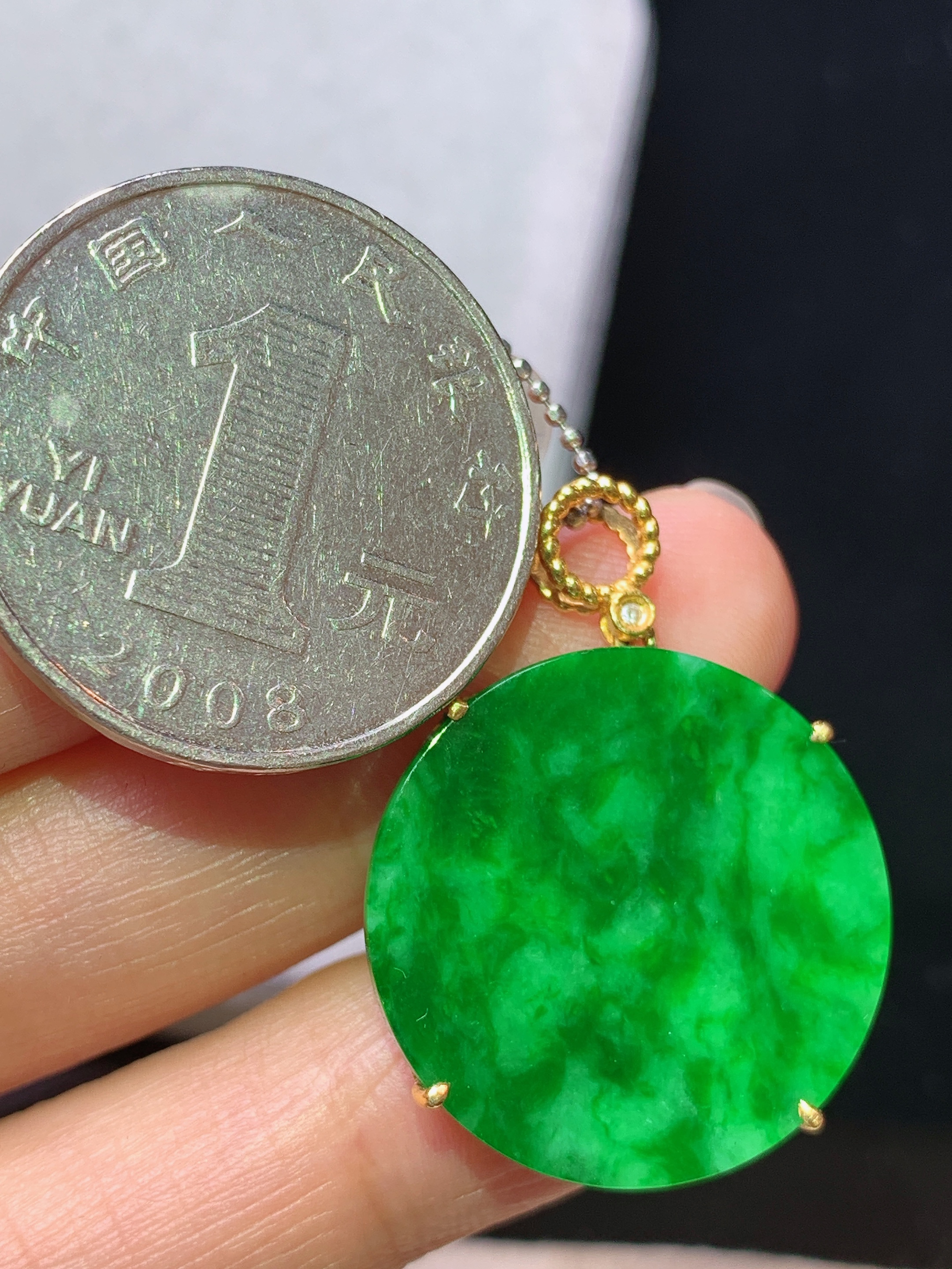 8k金镶嵌飘辣绿圆牌吊坠 玉质细腻 色泽艳丽清新 水润亮眼 整体尺寸30.2*22.2*3.5m1