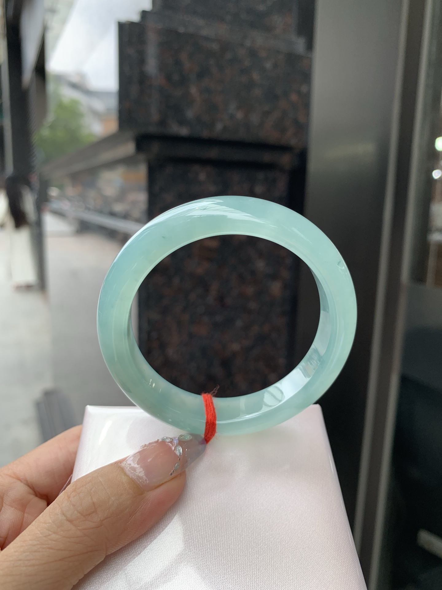 冰晴正圈，54.2/8.2/12，0427-N555，打灯棉线，底妆冰透水润，满圈淡雅晴绿，像初春嫩芽落入清泉，均匀柔和，抬眼就是一片宁静感