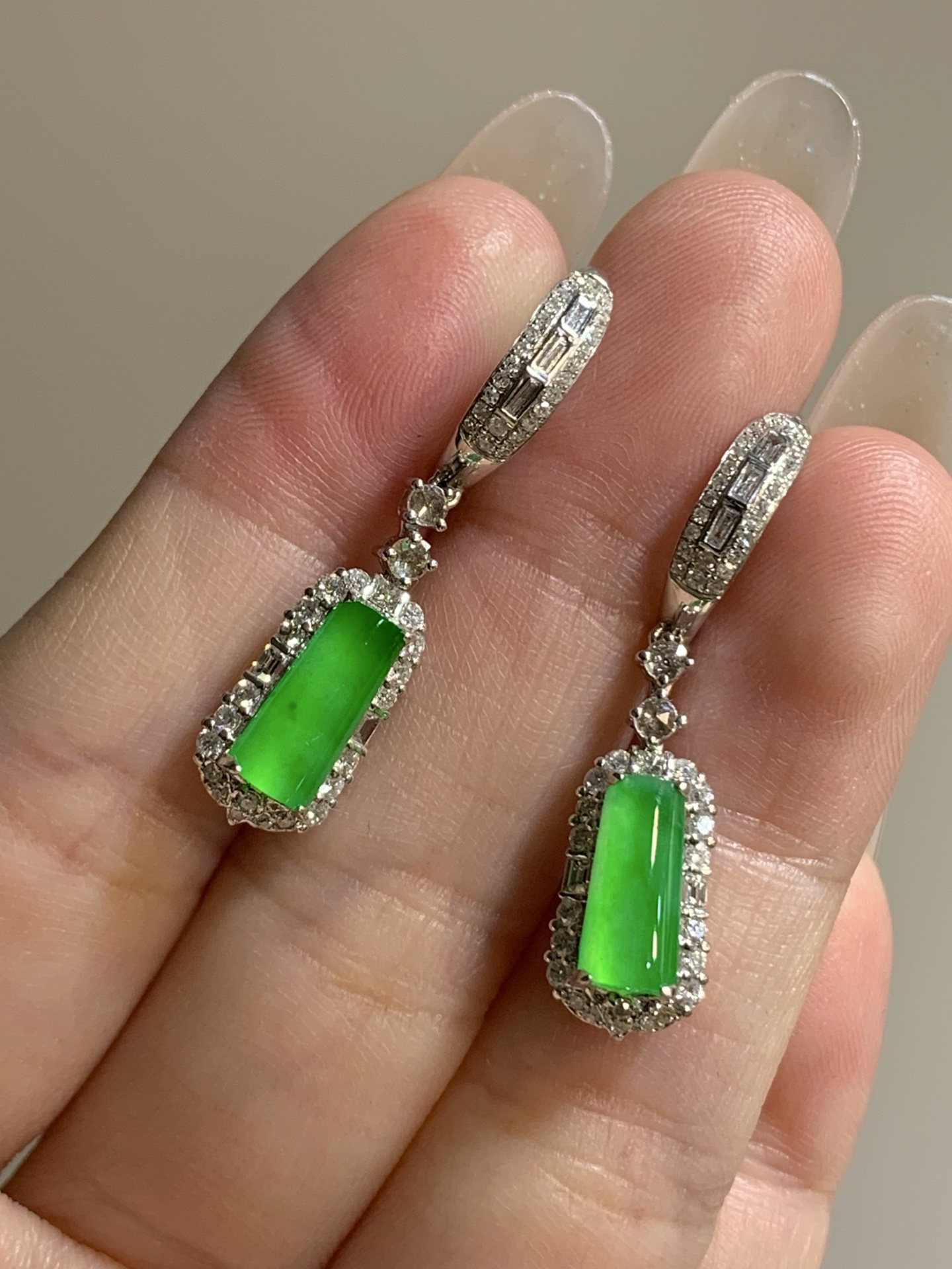 ️，18k金镶嵌马鞍耳坠，飘花灵动，种老细腻形体佳，尺寸：成品：33.4/7.6/5.8，裸石：10.2/4.4，c82426