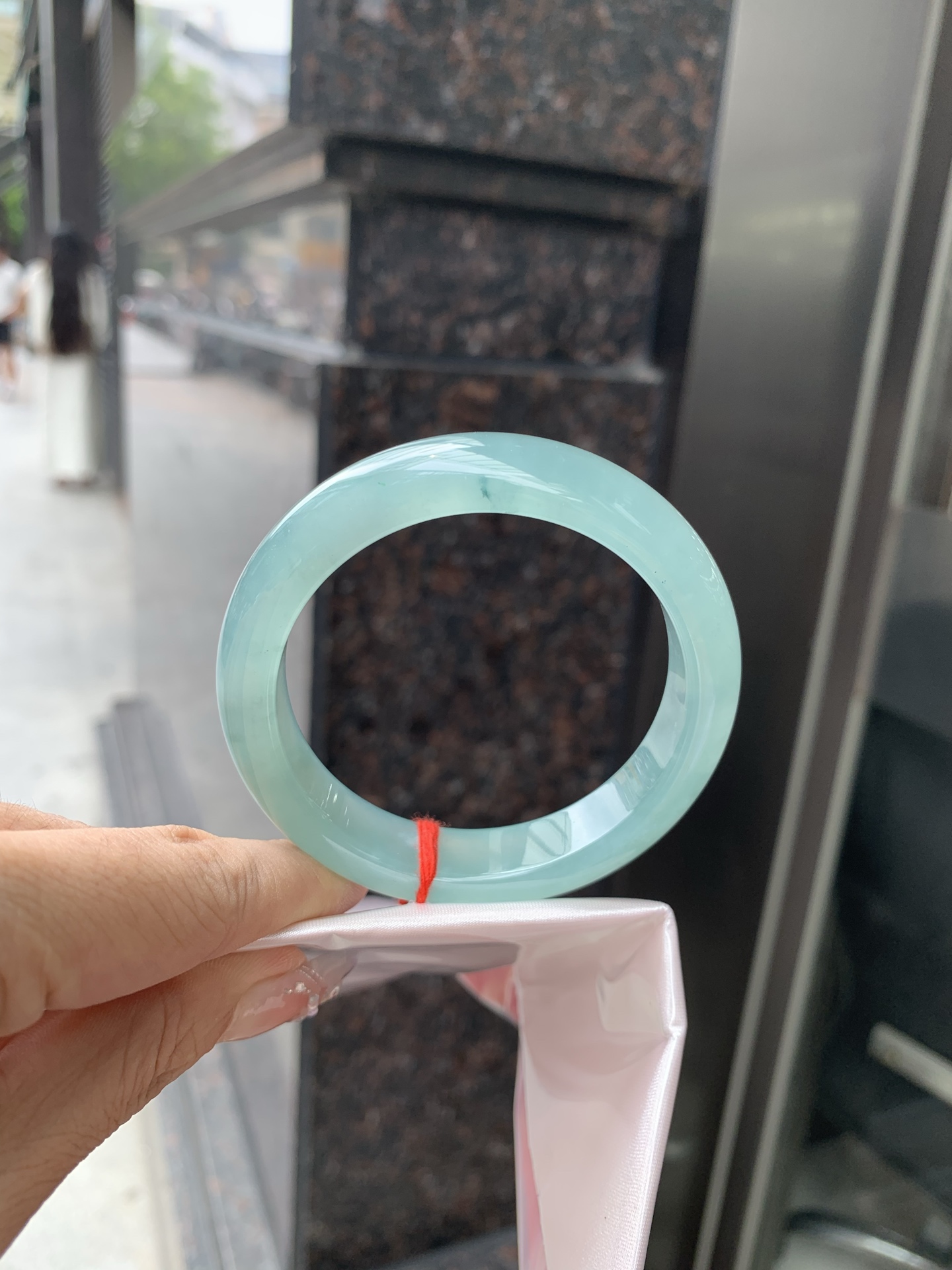 冰晴正圈，54.2/8.2/12，0427-N555，打灯棉线，底妆冰透水润，满圈淡雅晴绿，像初春嫩芽落入清泉，均匀柔和，抬眼就是一片宁静感