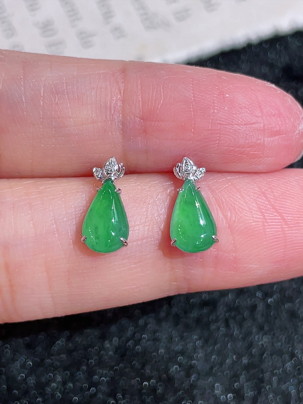 ️冰阳绿水滴耳钉，无裂，18k金镶嵌，南非钻镶，厚装饱满11.2/5.3/2.8，裸石8.2/5.