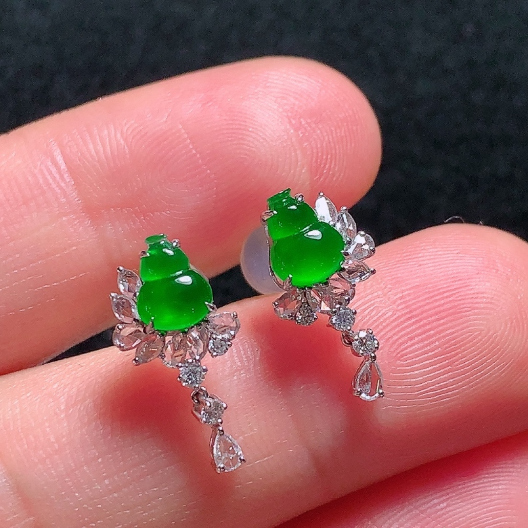 ️18k金镶嵌冰种阳绿葫芦耳坠，翠色欲滴，种老水头好，又冰又润，饱满无裂：16.5/7.4/5mm裸石：6.5/5/2mm，编号