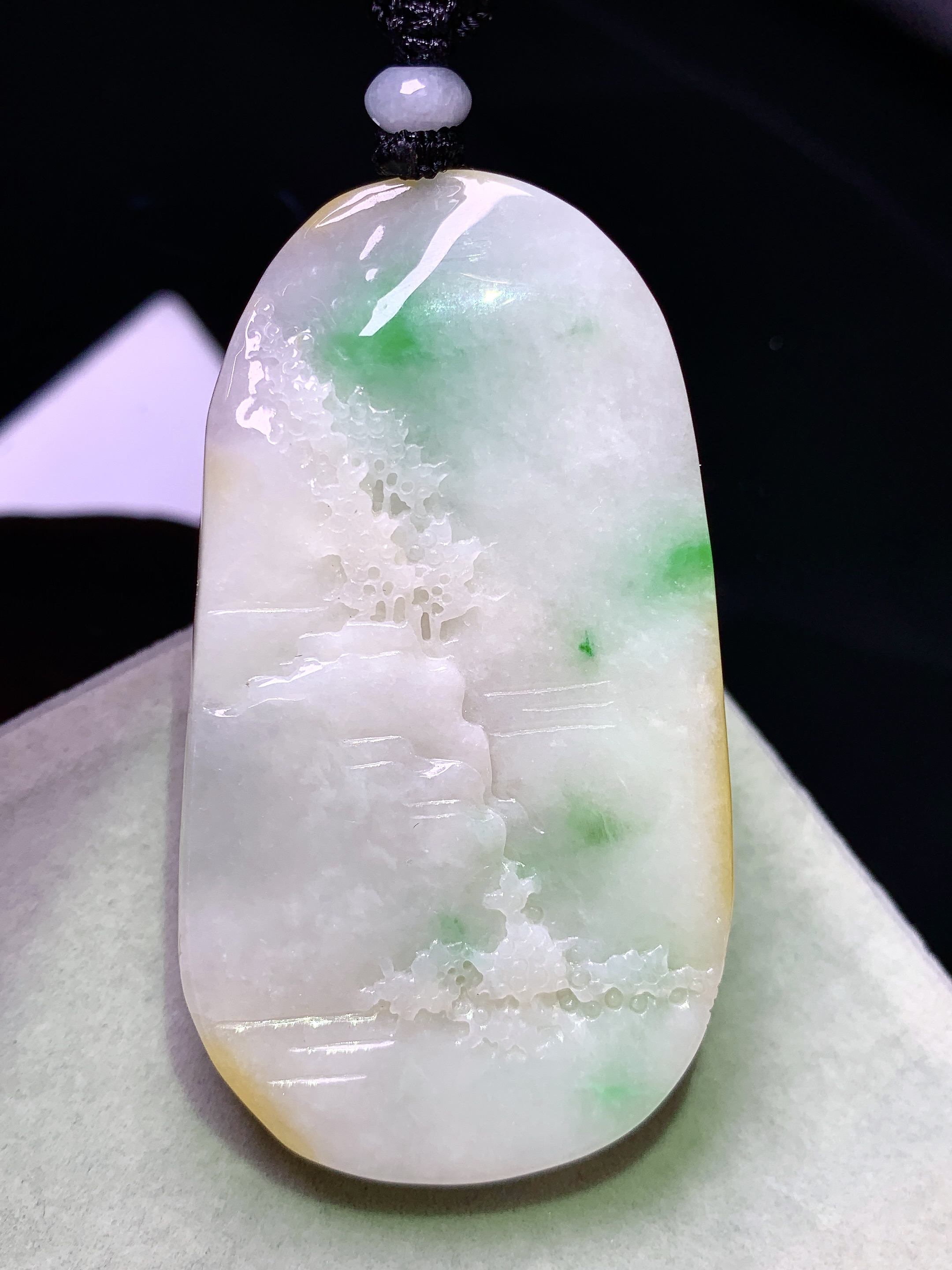 飘绿黄山水牌子吊坠 玉质细腻 色泽艳丽清新 水润亮眼 整体尺寸71*41.5*14.5w1