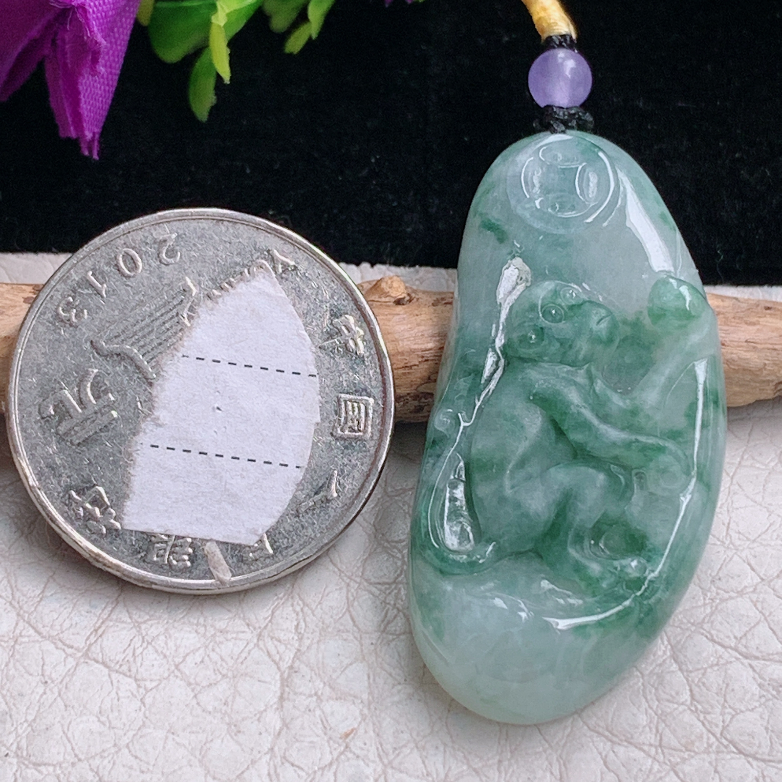 t实拍40*19*7.2缅甸翡翠A货精雕冰飘花灵猴抱寿桃 招财猴玉吊坠 玉挂件