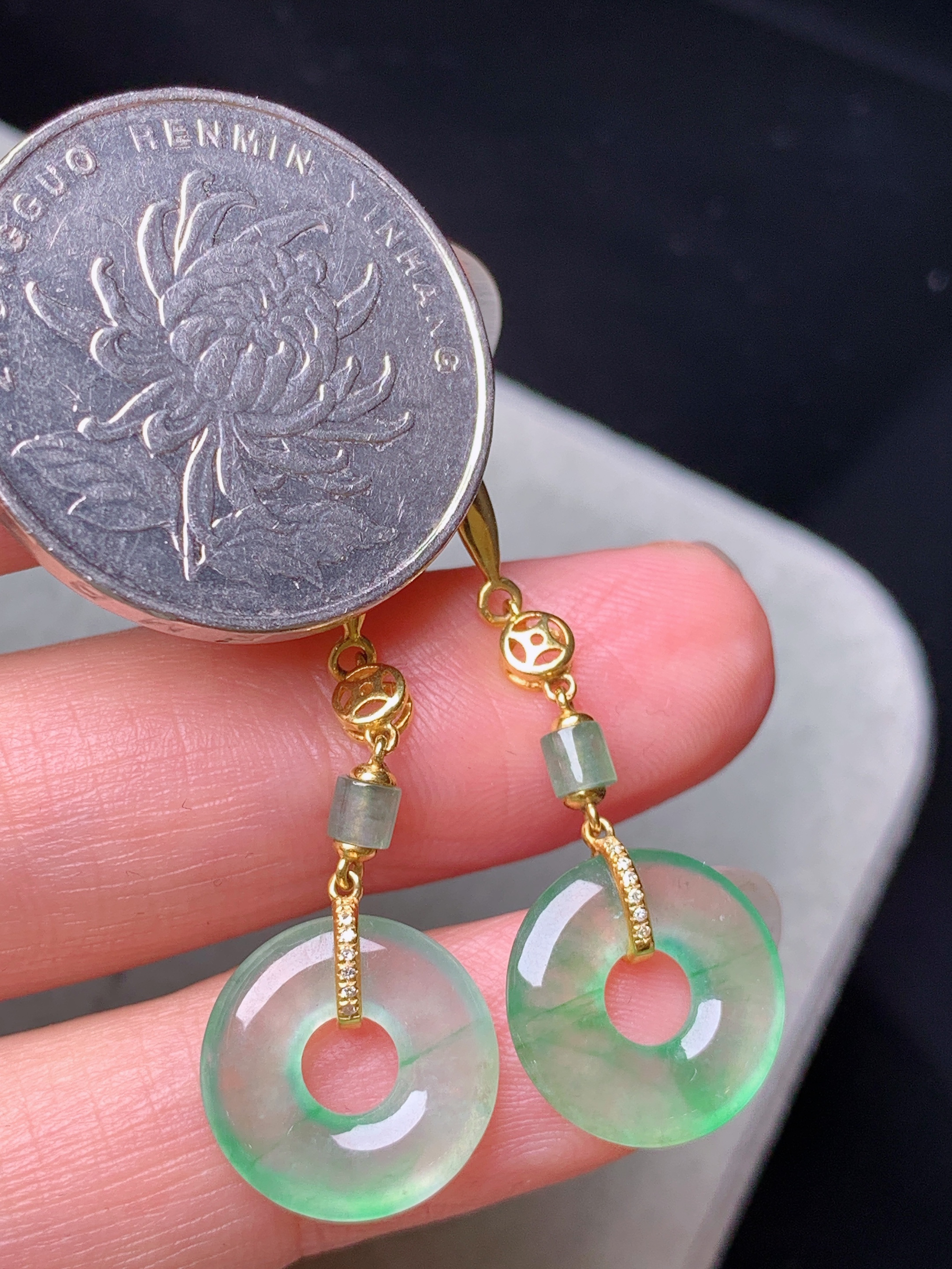 8k金镶嵌冰种平安环耳坠 玉质细腻 色泽艳丽清新 水润亮眼 整体尺寸35.8*12.8*2.5m1