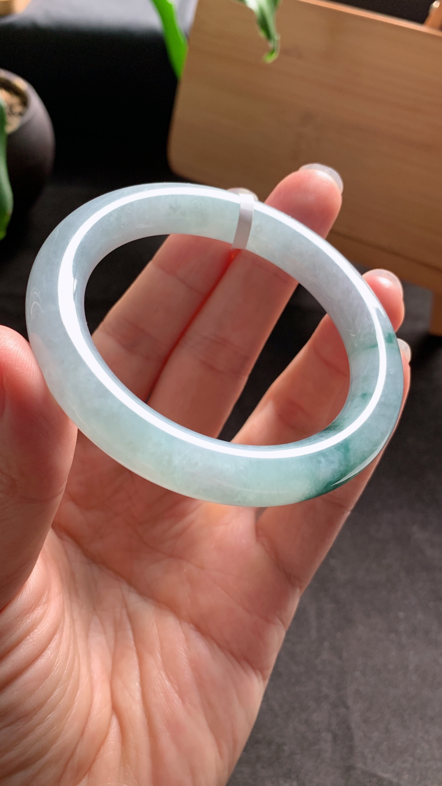 54圈口 天然A货翡翠飘花圆条手镯 种水好