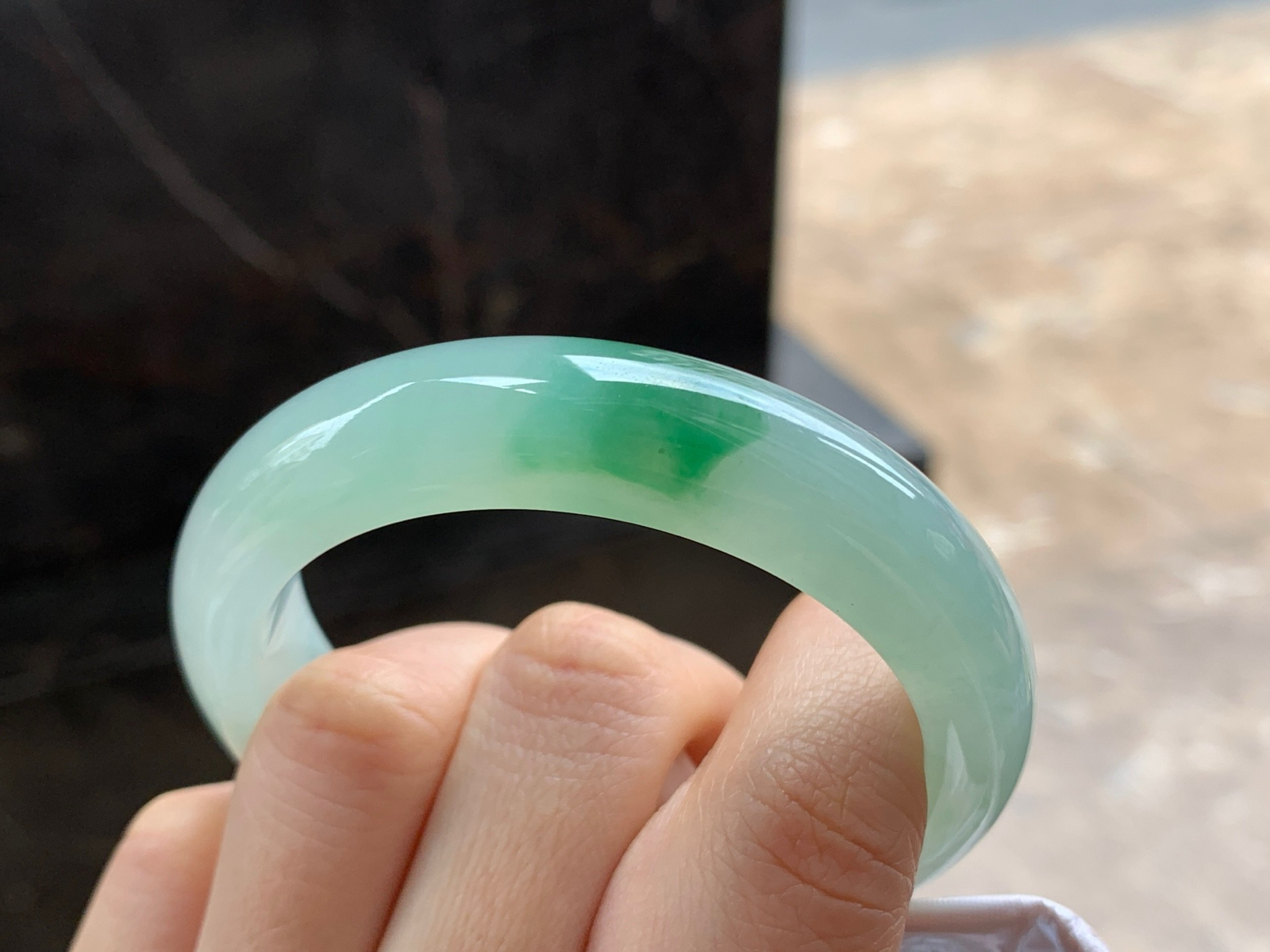 52.5-12.8-8.3

绿花手镯^_^玉质温润