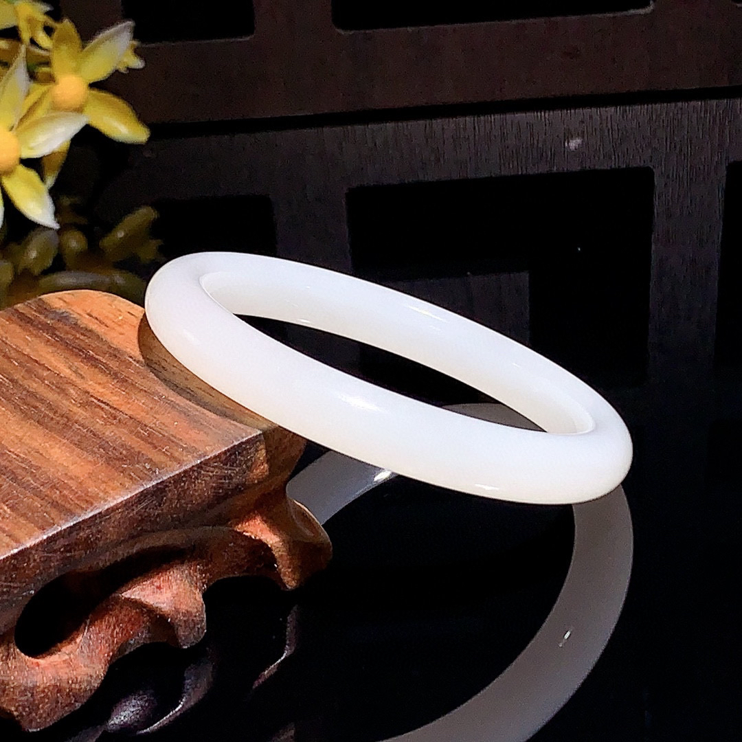 和田玉51.5圈口羊脂白手镯！玉质细腻油润 底色纯净 无裂无杂 脂粉好，品质高。