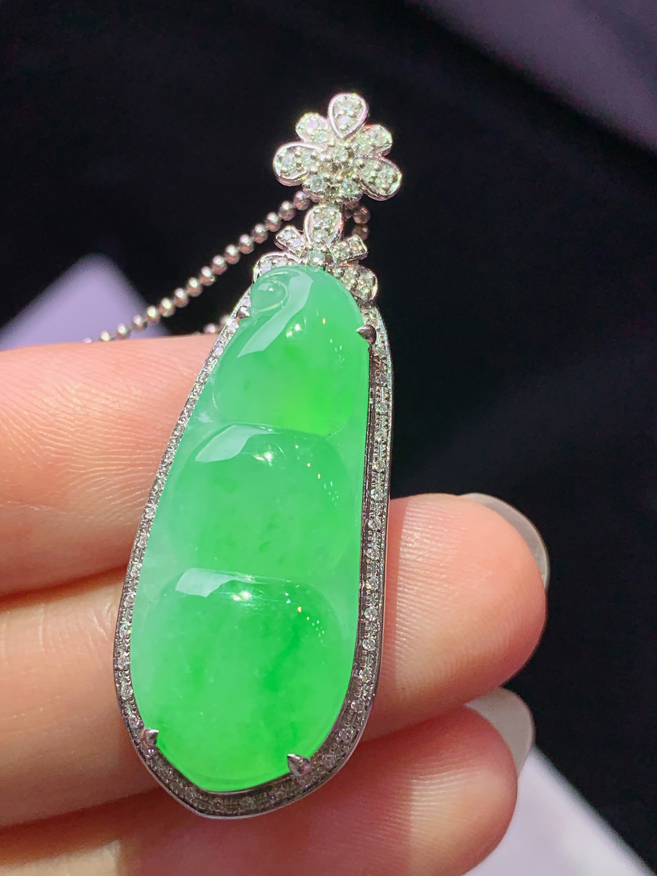 8k金钻镶嵌冰阳绿四季豆吊坠 玉质细腻 色泽艳丽清新 水润亮眼 整体尺寸41.2*14.2*9.5j2