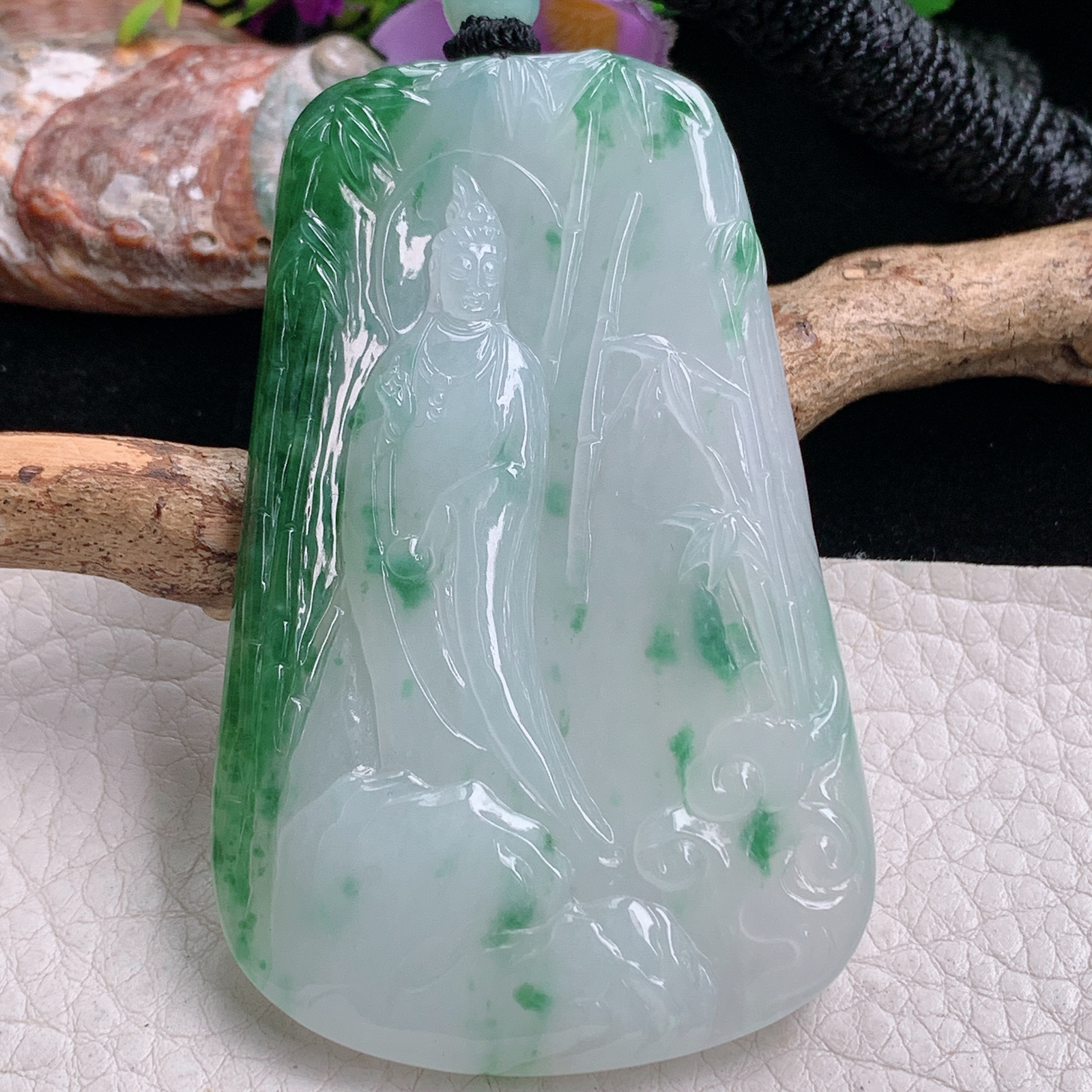 yl实拍68*43*6.3缅甸翡翠冰润飘绿山水观音 自在观音玉吊坠 玉挂件