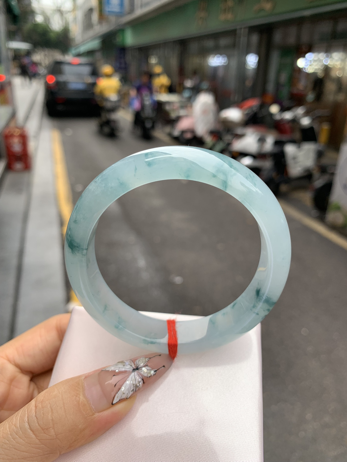 冰飘花正圈
56-8-13底妆冰润，冰底中开出了朵朵蓝花，飘花灵动飘逸，勾勒出一幅唯美诗意的山水意境画，古典优雅又秀气