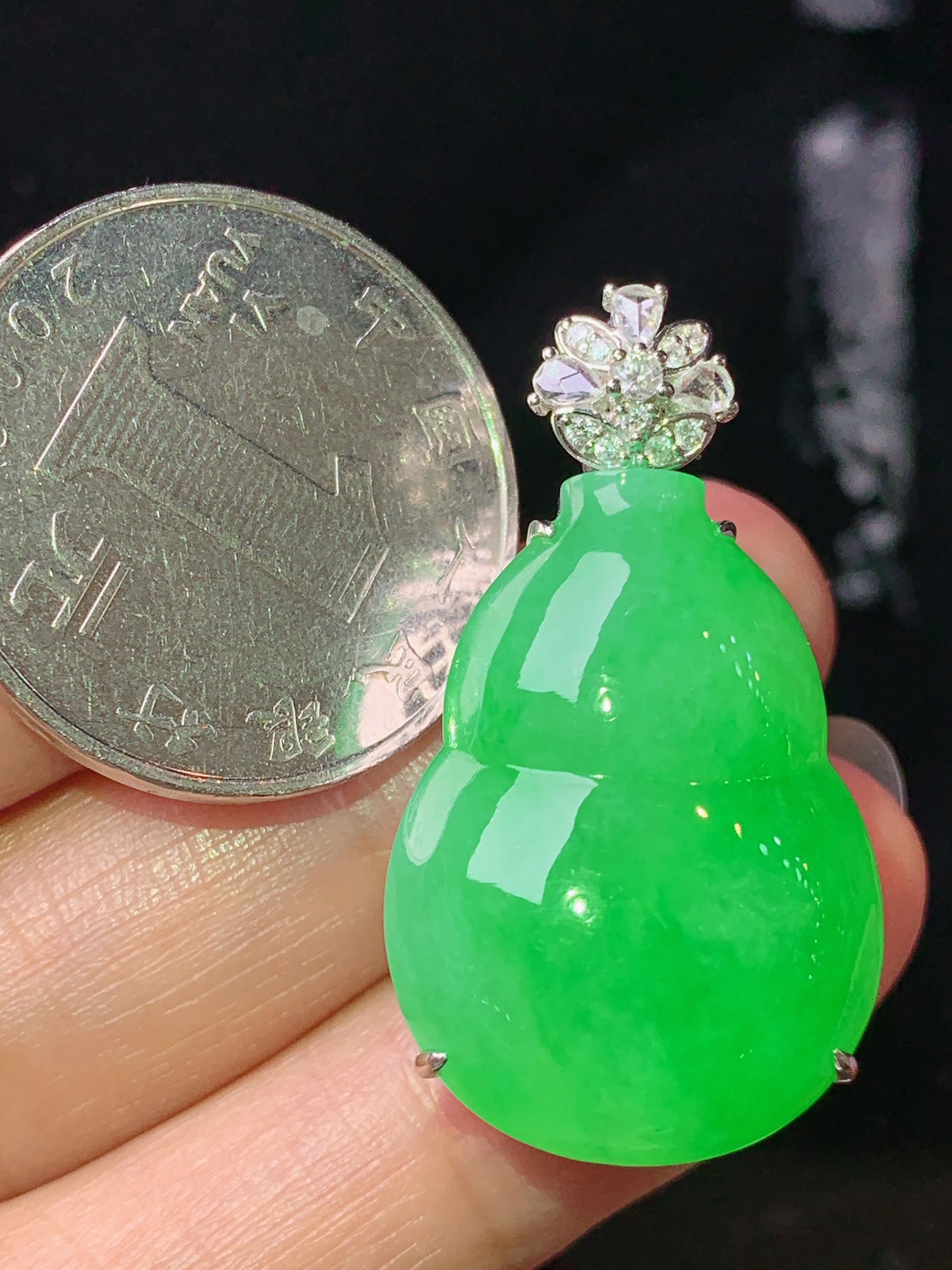 18k金钻镶嵌阳绿葫芦吊坠 玉质细腻 色泽艳丽清新 水润亮眼 整体尺寸33.8*18.8*13.2L2