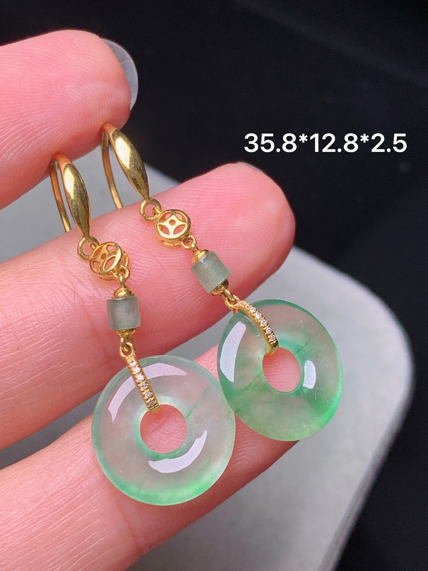 8k金镶嵌冰种平安环耳坠 玉质细腻 色泽艳丽清新 水润亮眼 整体尺寸35.8*12.8*2.5m1