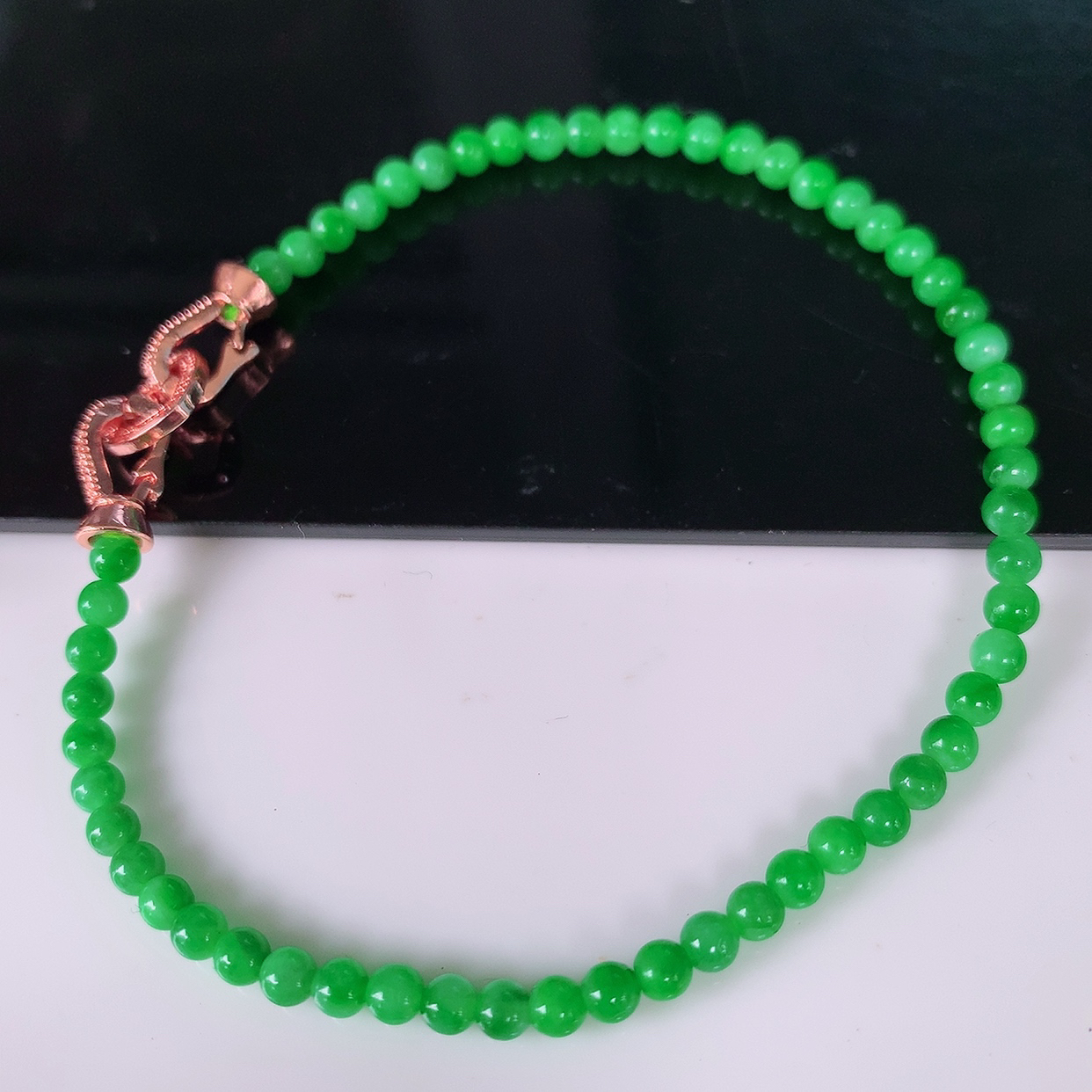 自然光实拍，冰润满绿翡翠手链， 辣绿翡翠手串，种老水足，冰清玉润  颜色漂亮  #00取一尺寸3.mm