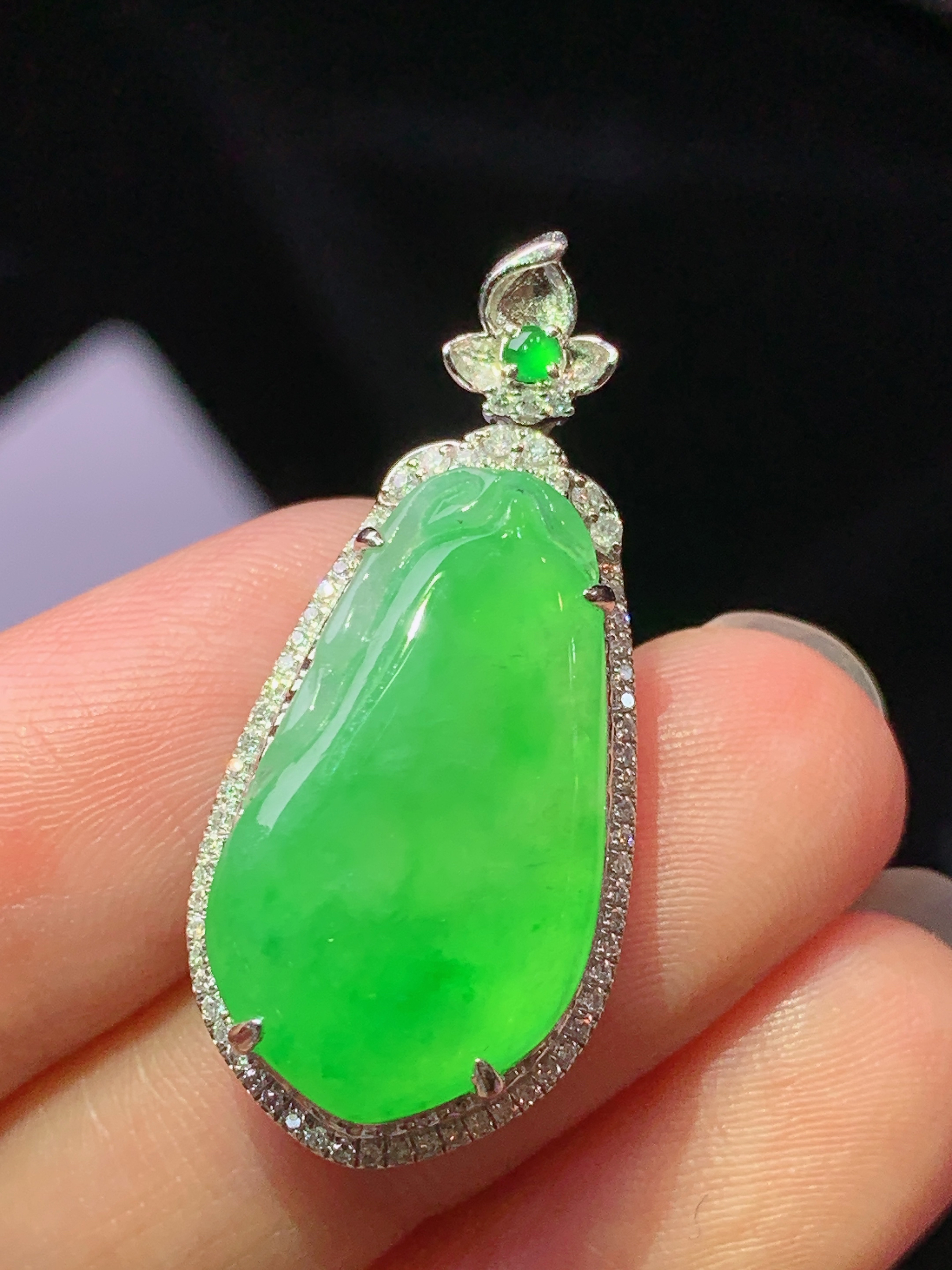 18k金钻镶嵌冰阳绿福瓜吊坠 玉质细腻 色泽艳丽清新 水润亮眼 整体尺寸32.3*14.5*7j2