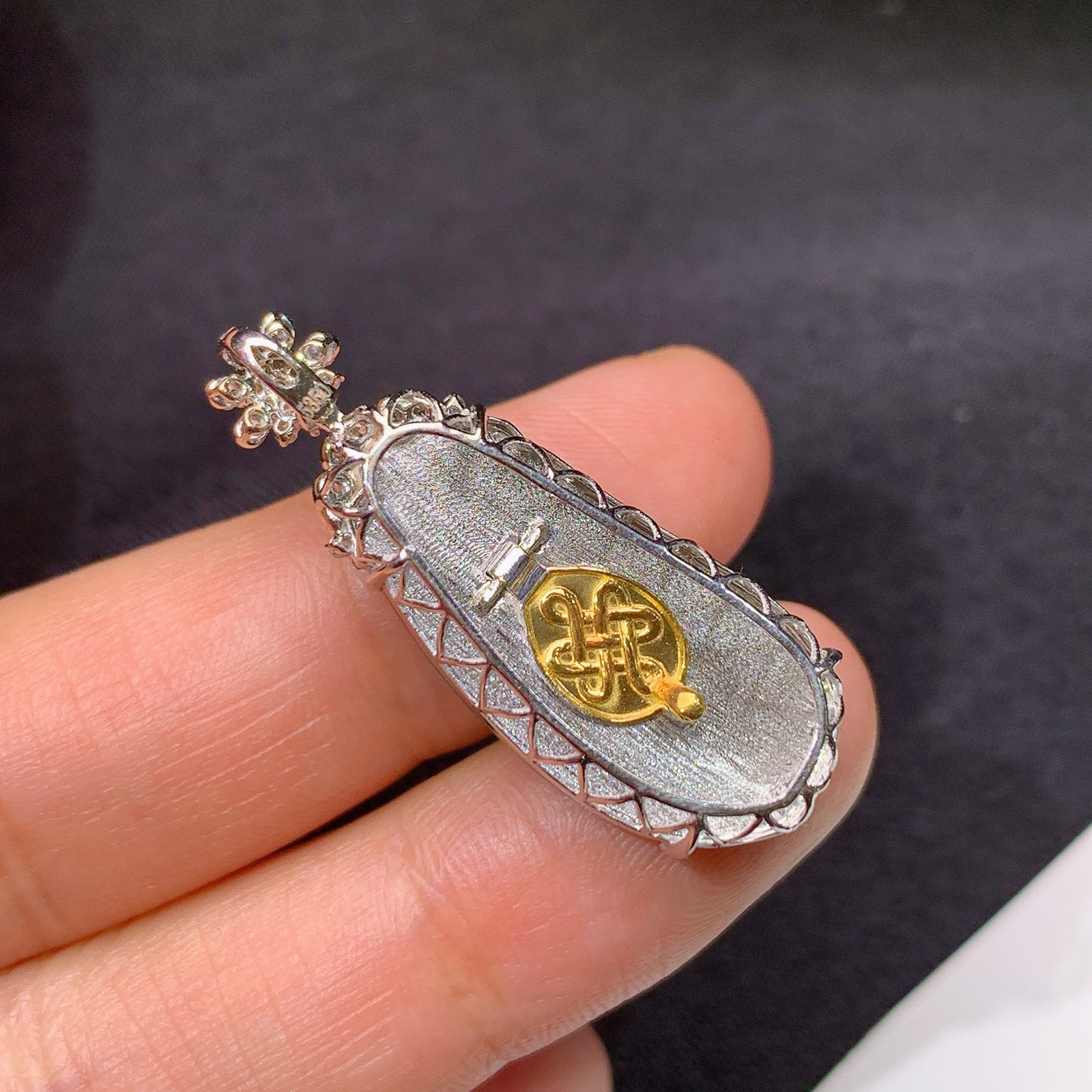 阳绿福豆吊坠，18k金镶嵌，冰润色阳，玉质细腻，种水足，Fj 尺寸33.1*12.2*7.8