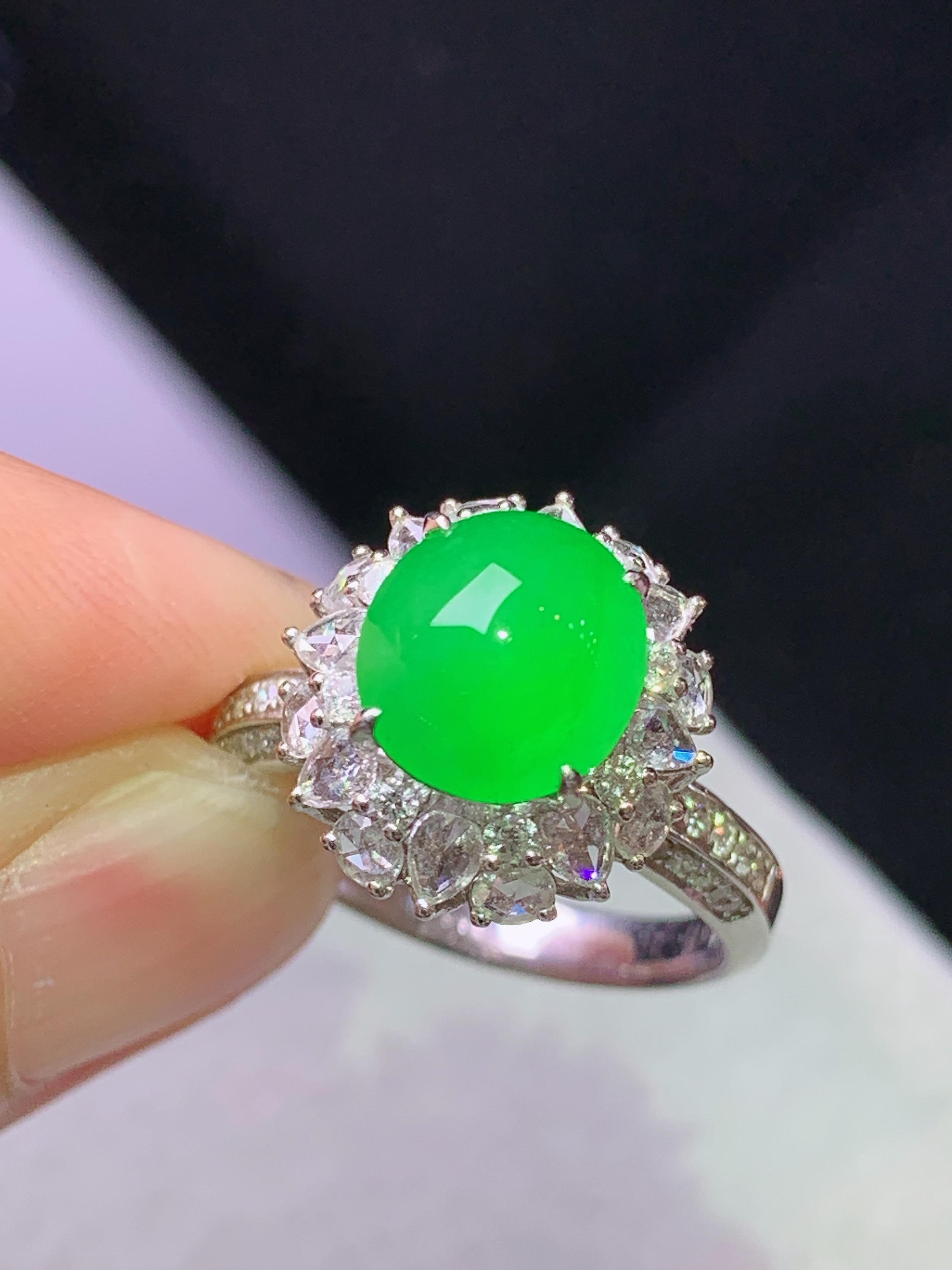 8k金钻镶嵌冰阳绿蛋面戒指 玉质细腻 色泽艳丽清新 水润亮眼 圈口14 整体尺寸14.2*13.5*11.6s1