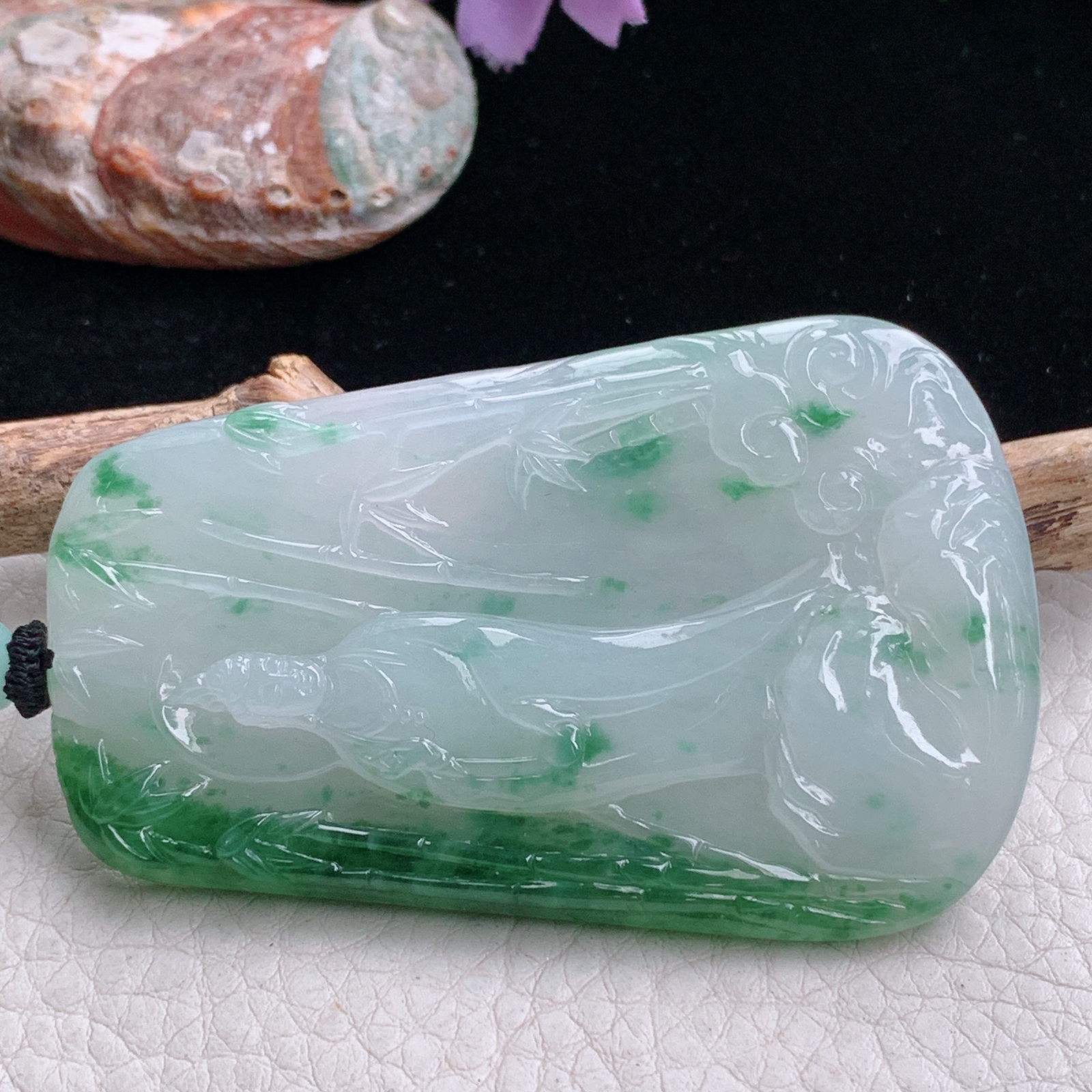 yl实拍68*43*6.3缅甸翡翠冰润飘绿山水观音 自在观音玉吊坠 玉挂件