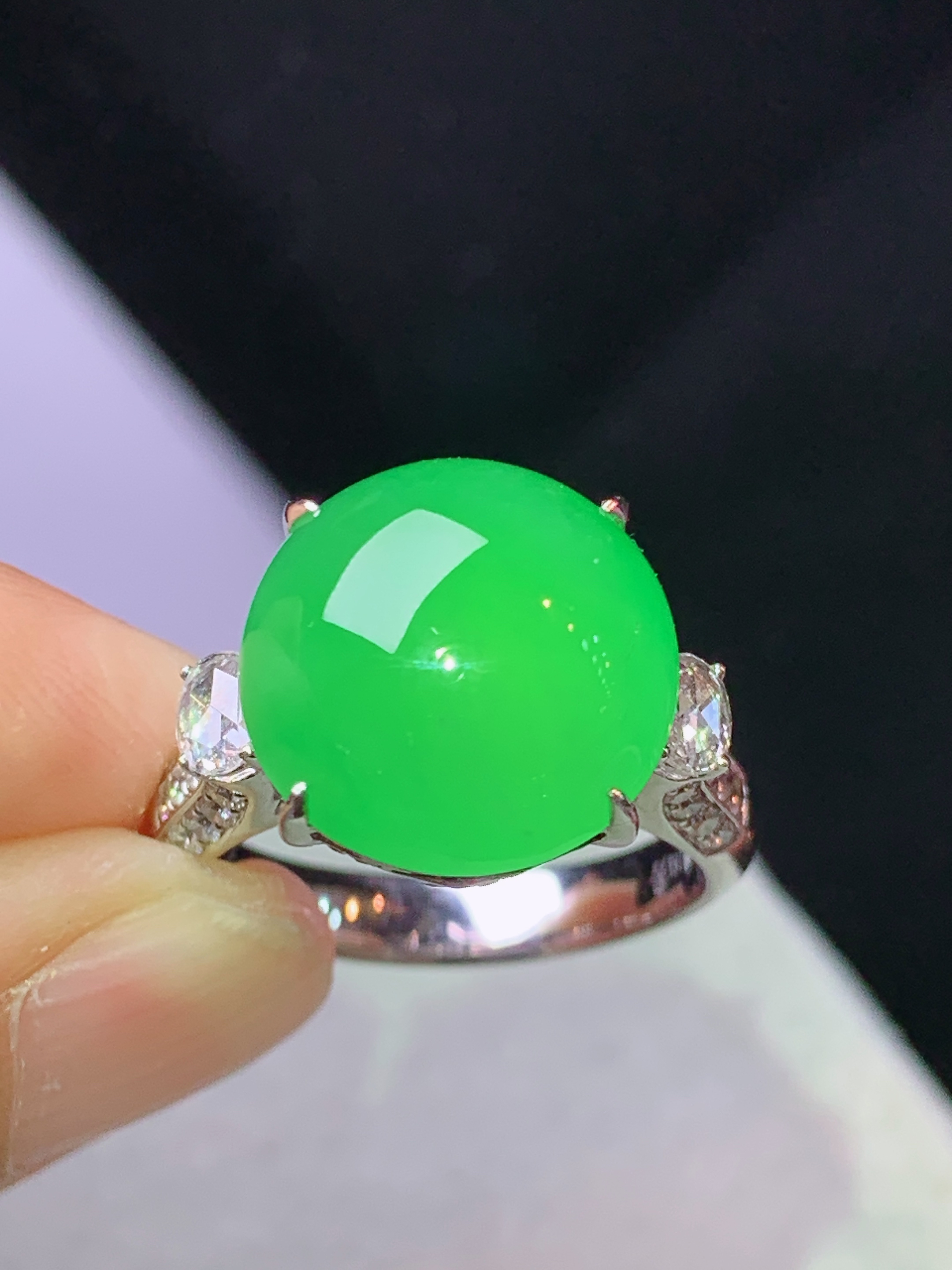 8k金钻镶嵌阳绿蛋面戒指 玉质细腻 色泽艳丽清新 水润亮眼 圈口14 裸石尺寸13.2*6s1