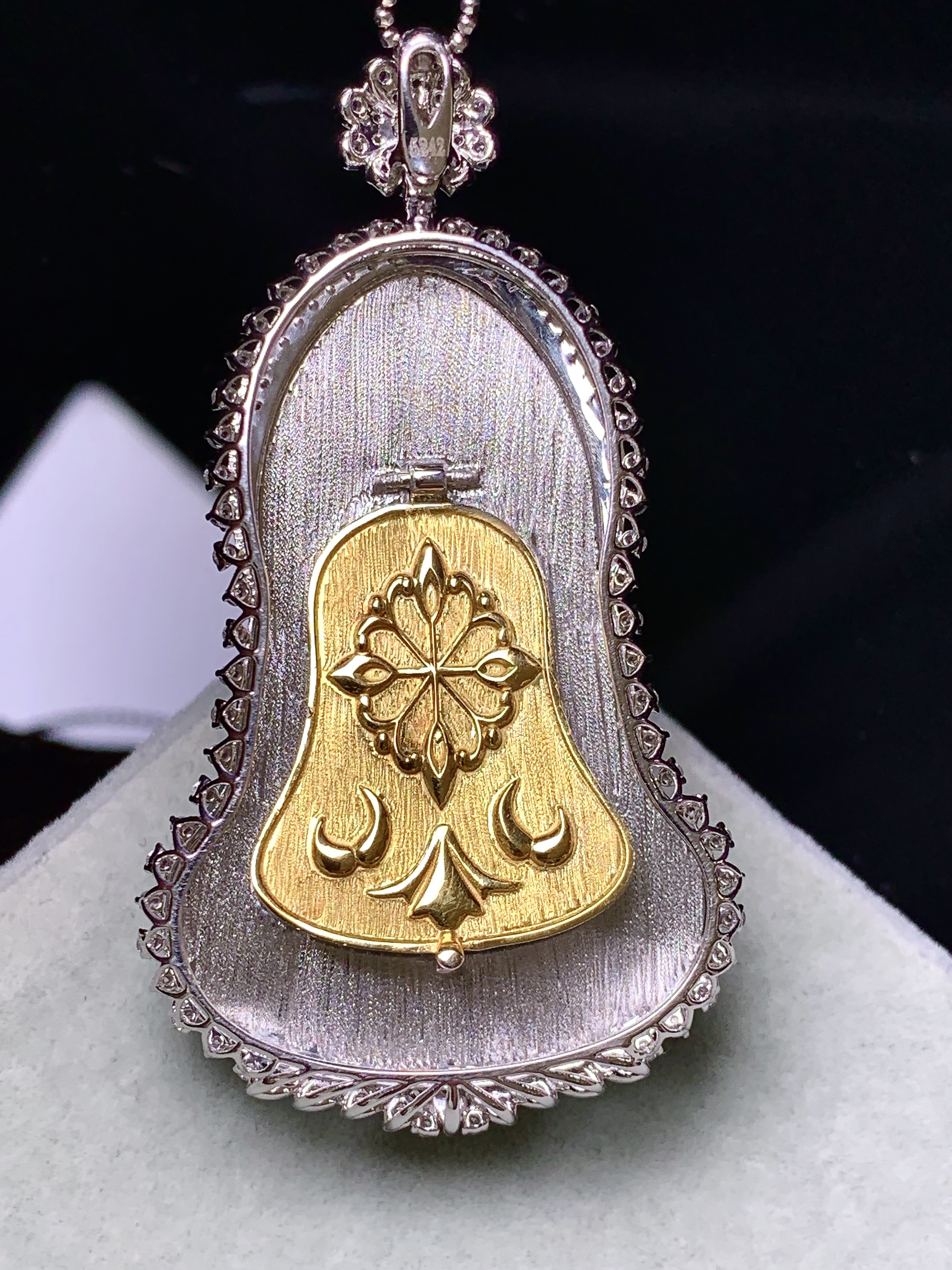 18k金钻镶嵌飘绿观音菩萨吊坠 玉质细腻 色泽艳丽清新 水润亮眼 整体尺寸55*30*10.5j2