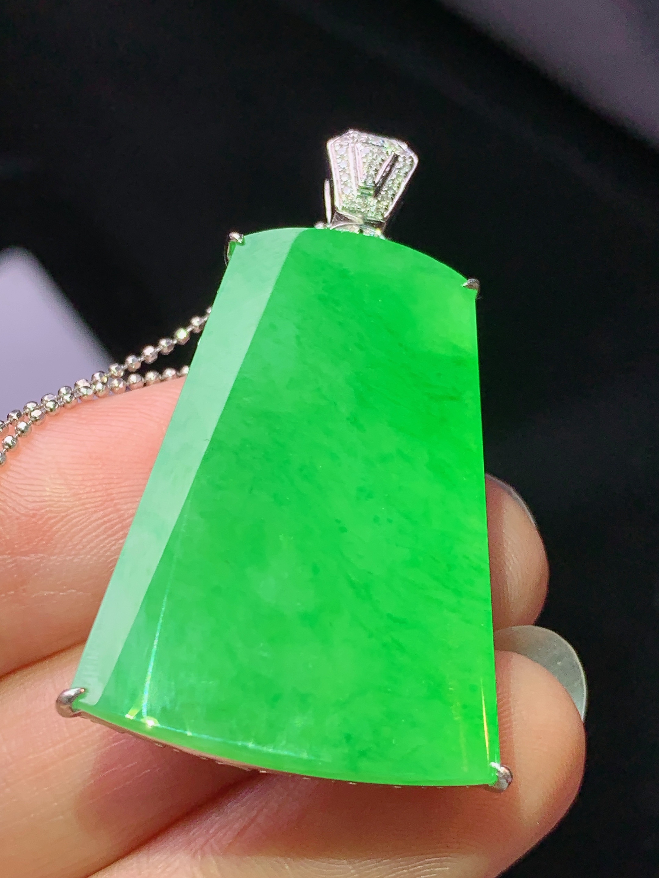 8k金钻镶嵌冰阳绿无事牌吊坠 玉质细腻 色泽艳丽清新 水润亮眼 整体尺寸42.6*23*7.2j2