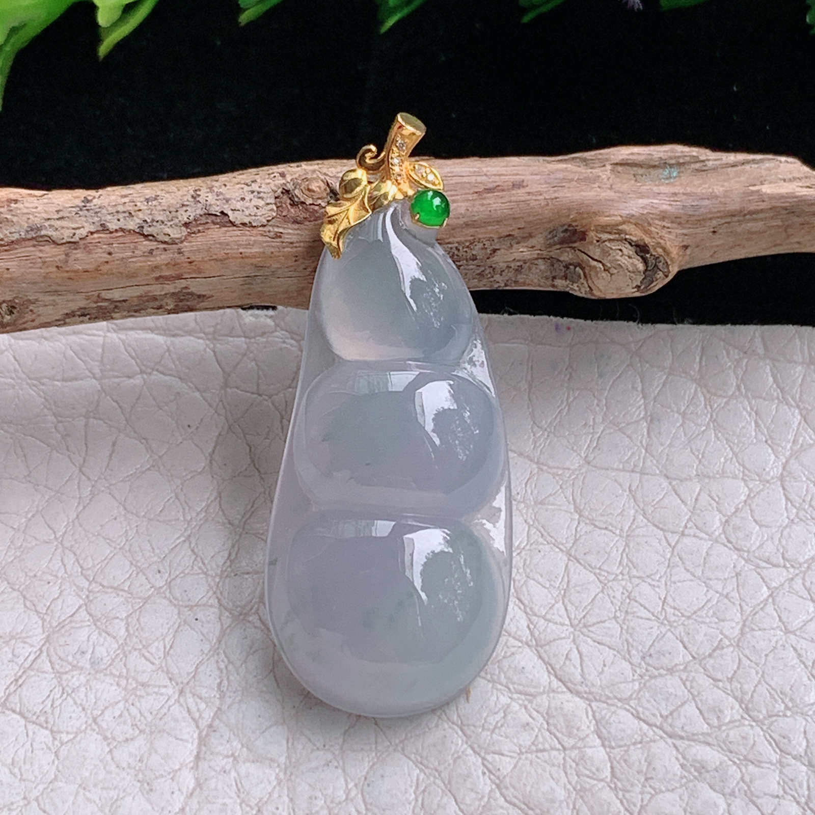 axm实拍38*15.5*5.3缅甸翡翠冰纯饱满平安豆 四季豆玉吊坠